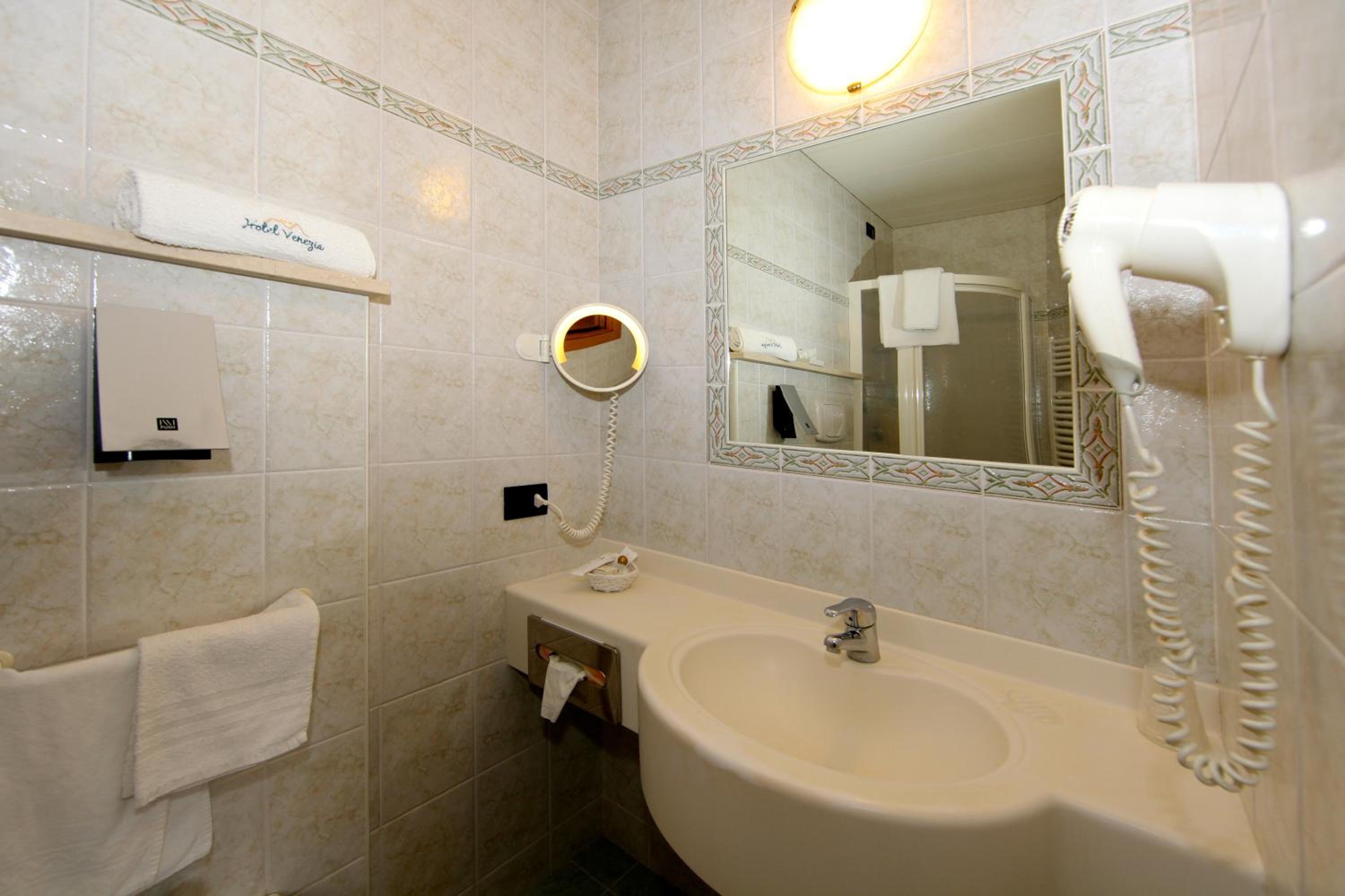 Double or Twin Room - Photo 9