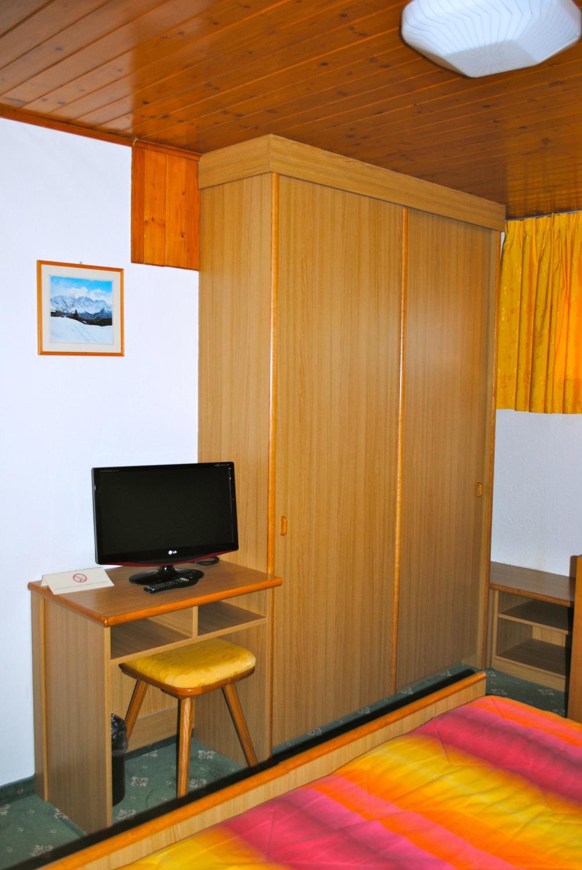 Double or Twin Room - Photo 4