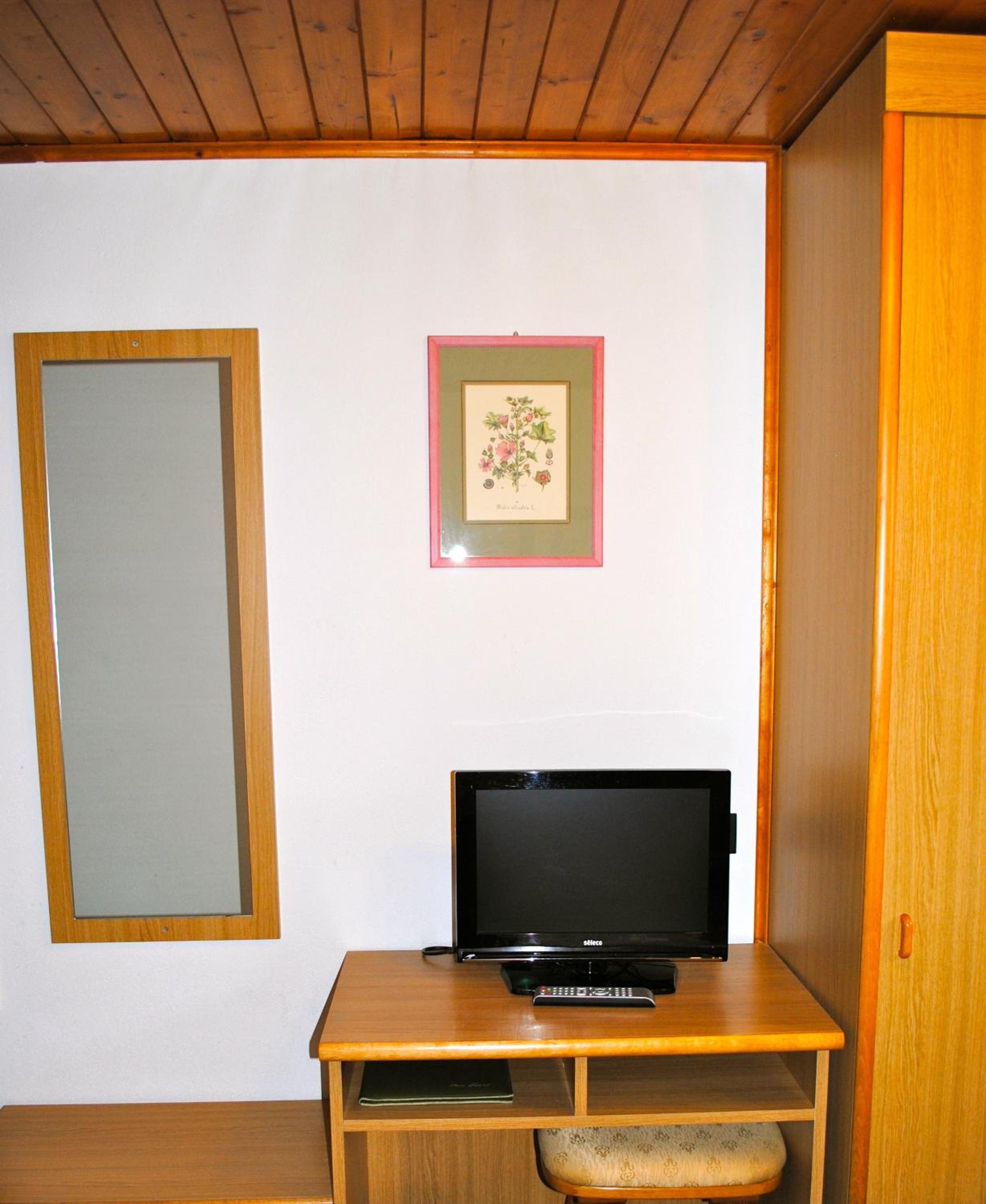 Double or Twin Room - Photo 3