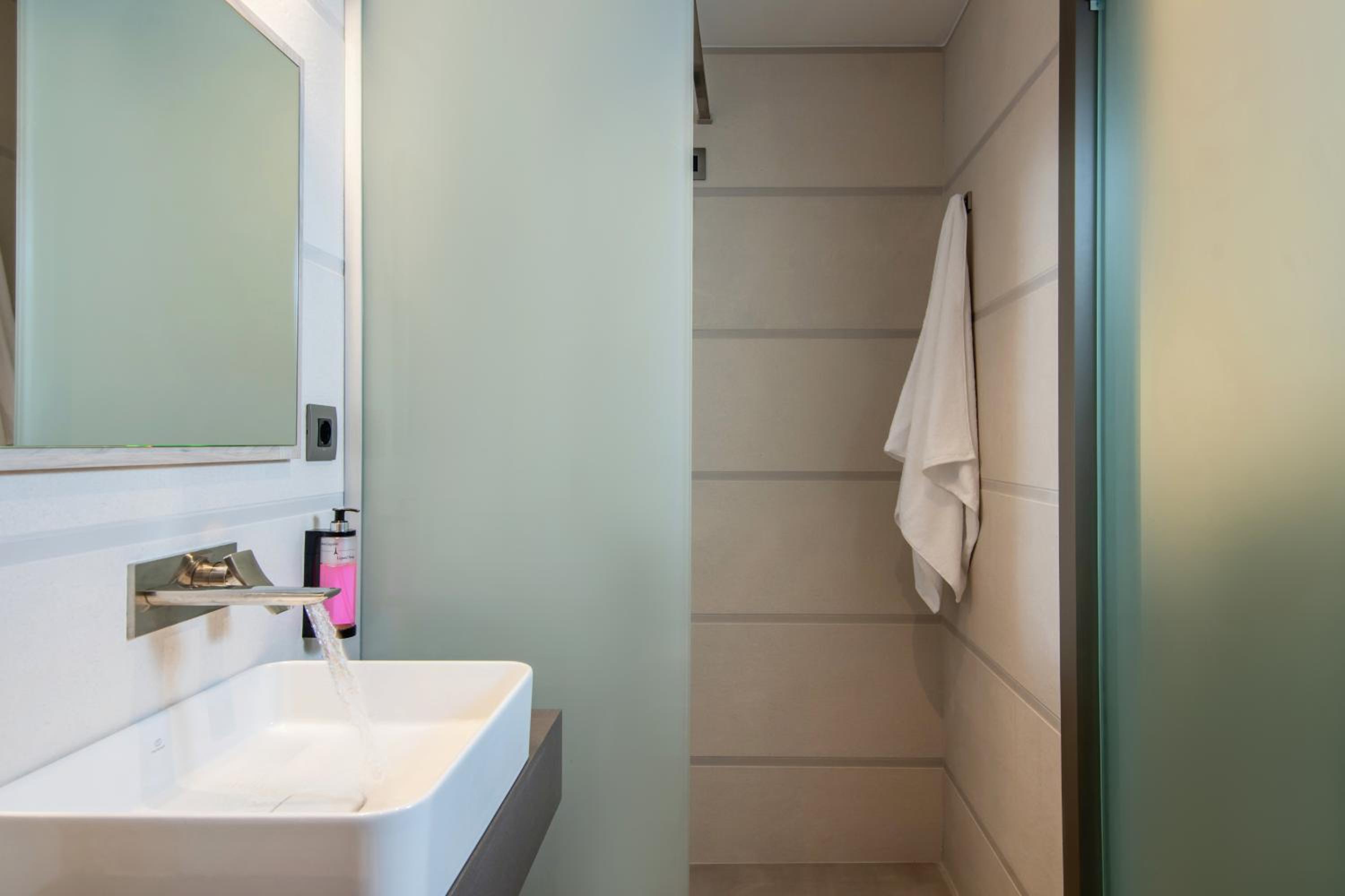 Deluxe One-Bedroom Apartment