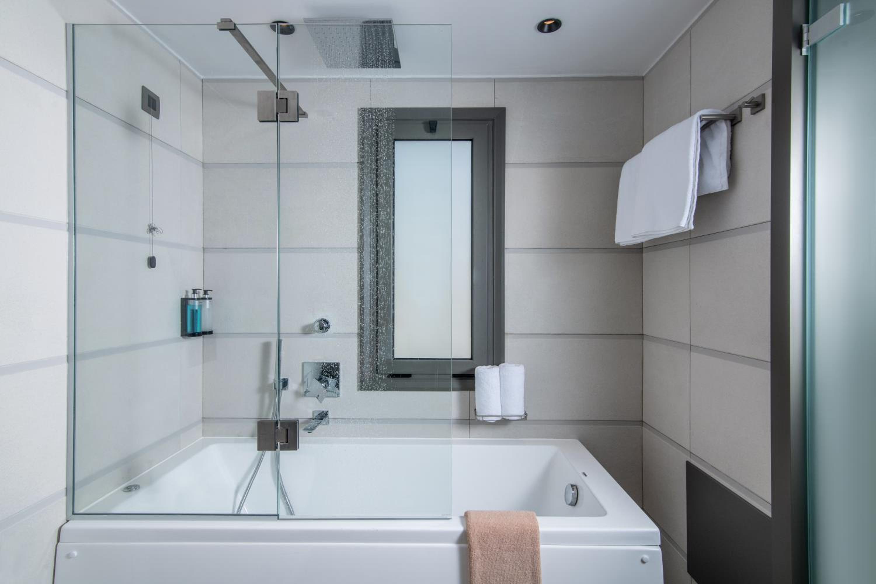 Deluxe One-Bedroom Apartment with Jetted Tub