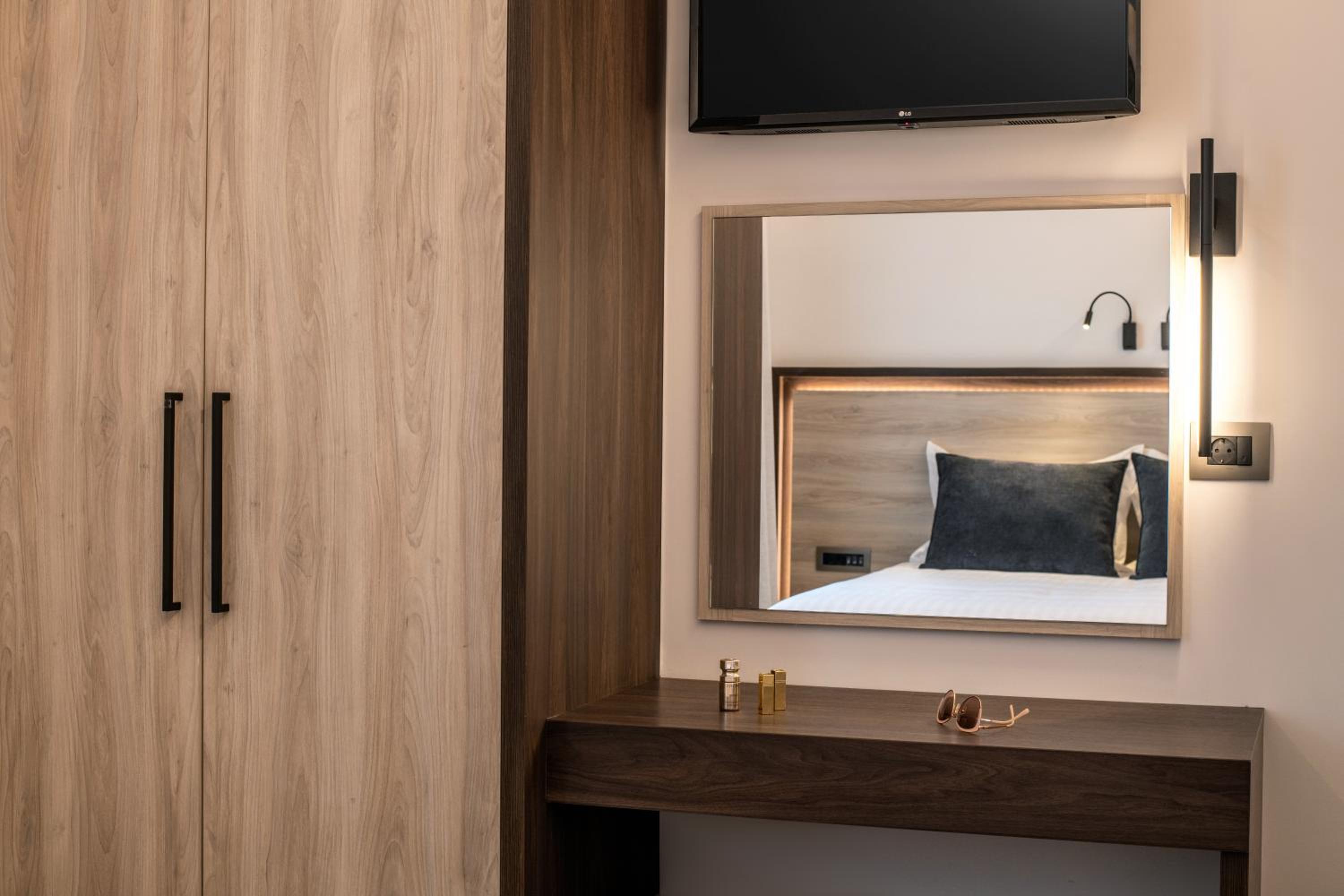 Deluxe One-Bedroom Apartment