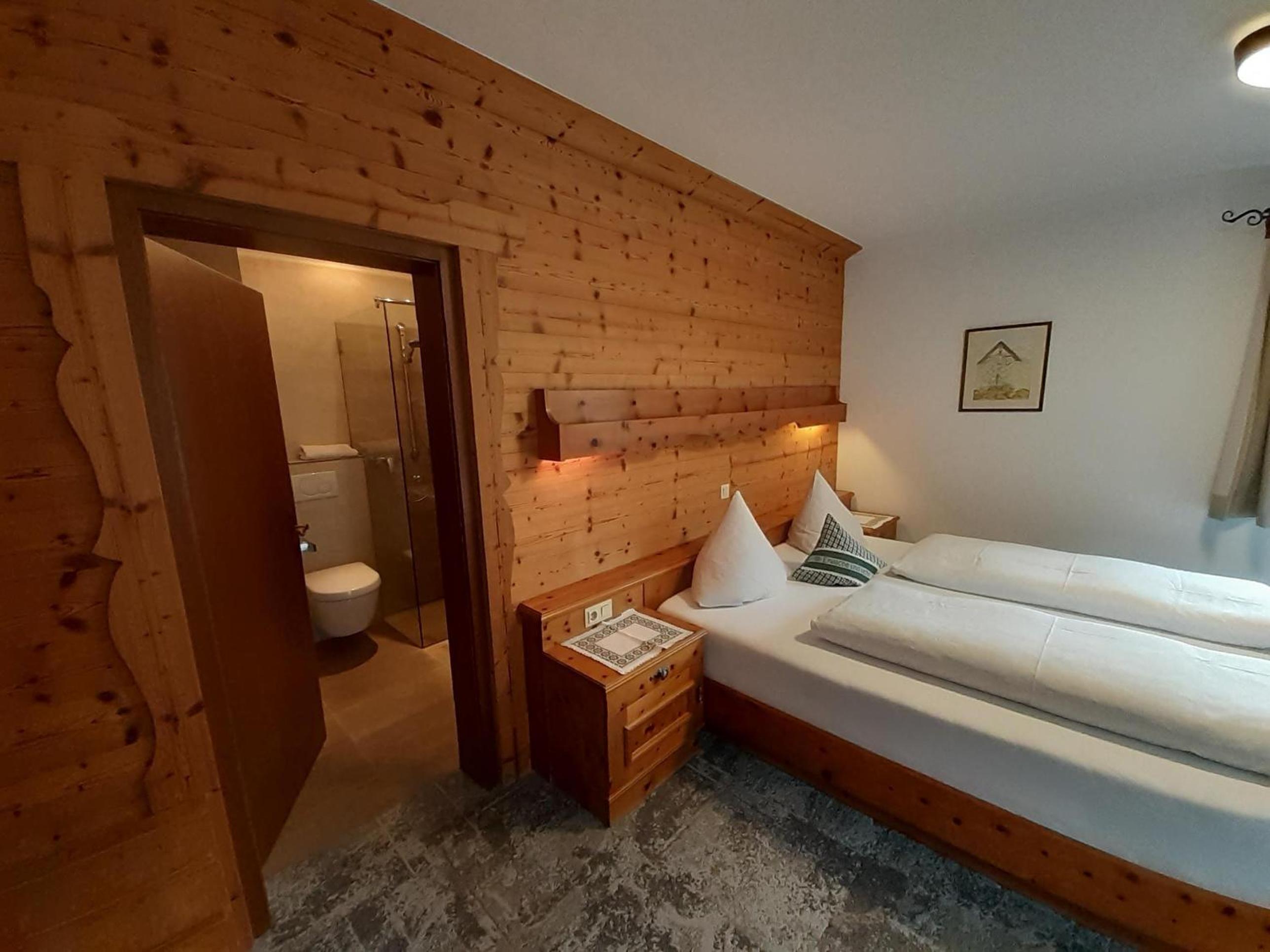 Standard Triple Room with Shower photo 3