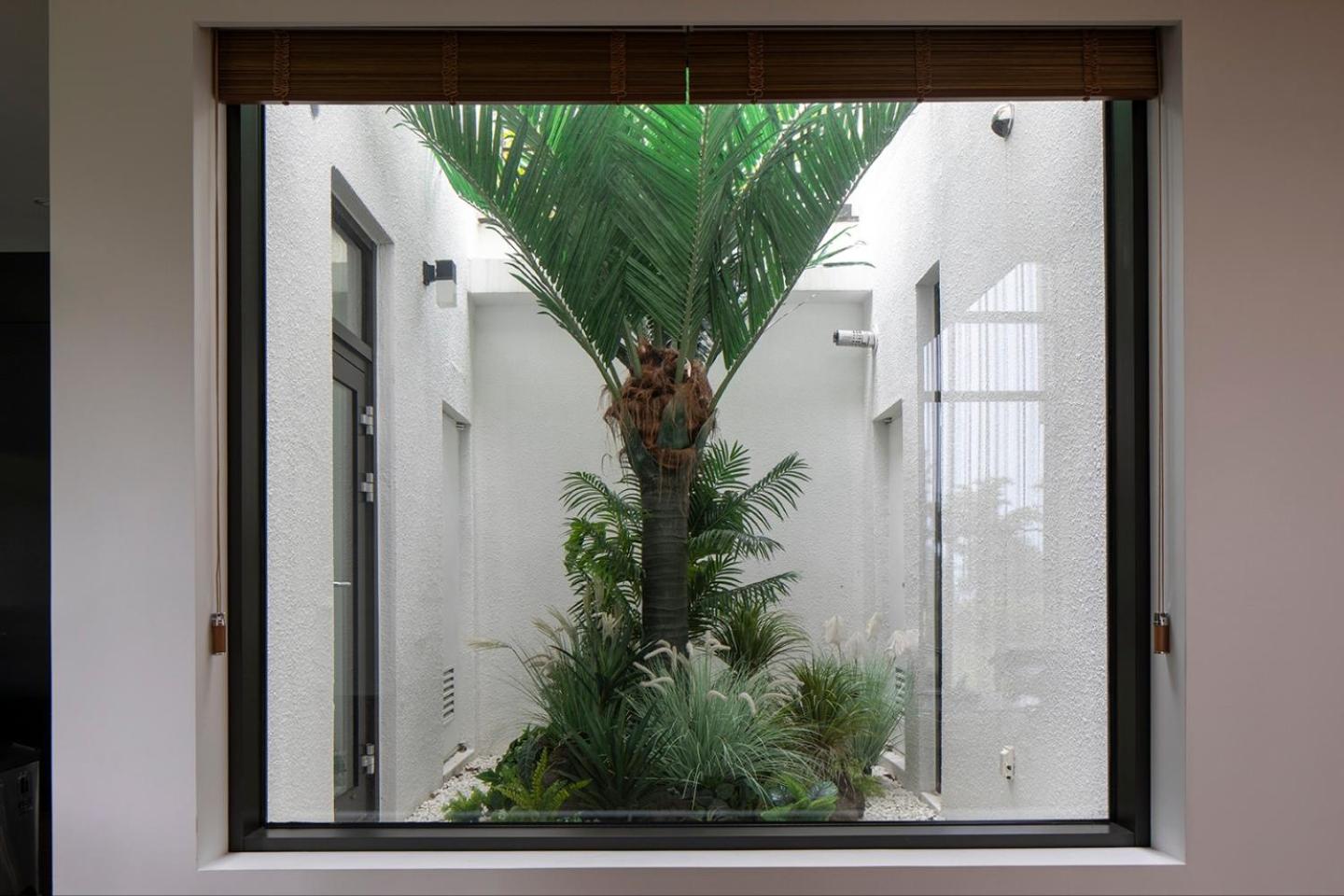 Atrium - Photo 10
