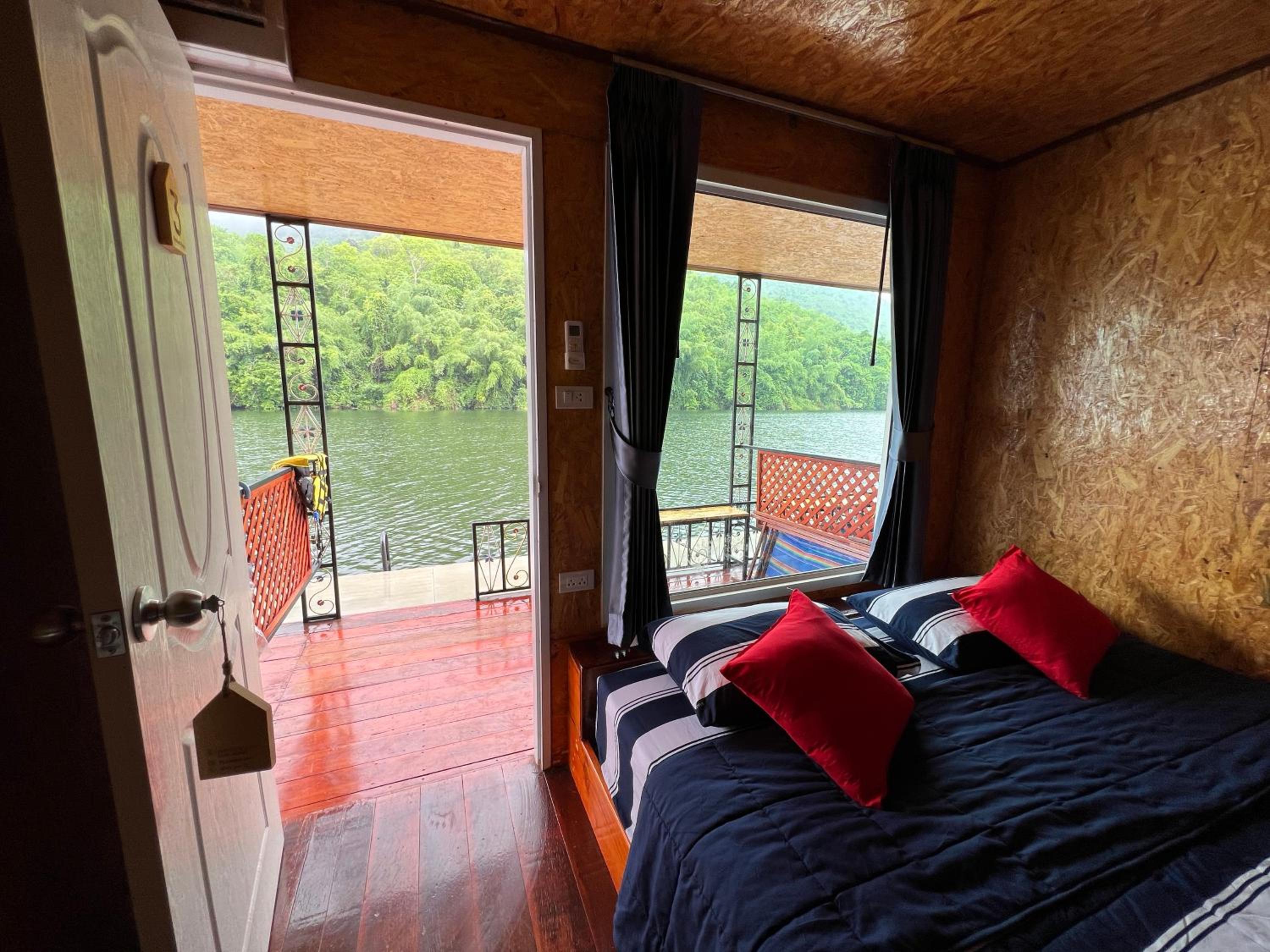 Standard King Room - Photo 12