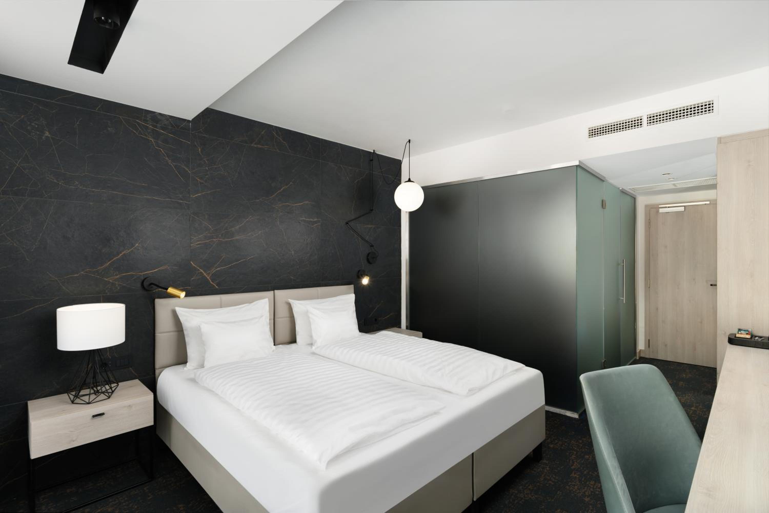 Standard Twin Room - Photo 10