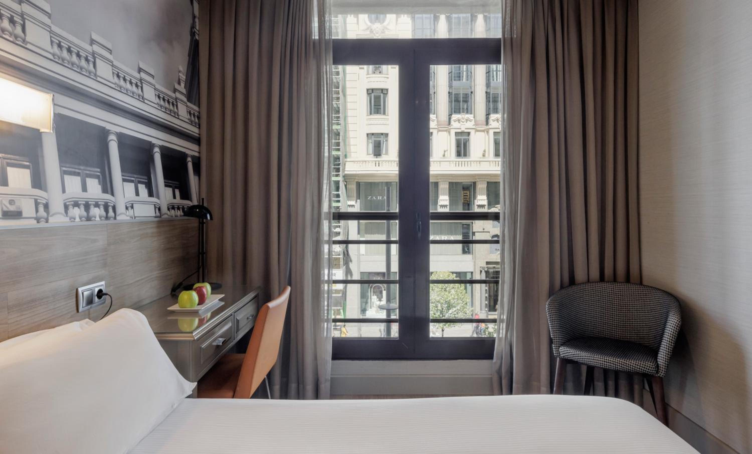 Double Room with View - Photo 3