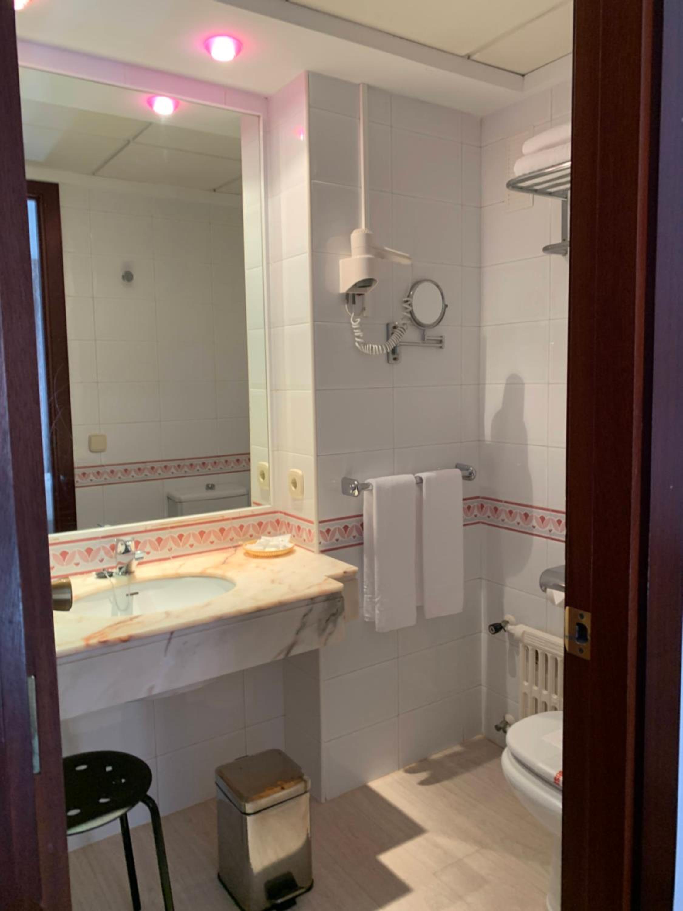 Twin Room with Sea View - Photo 7