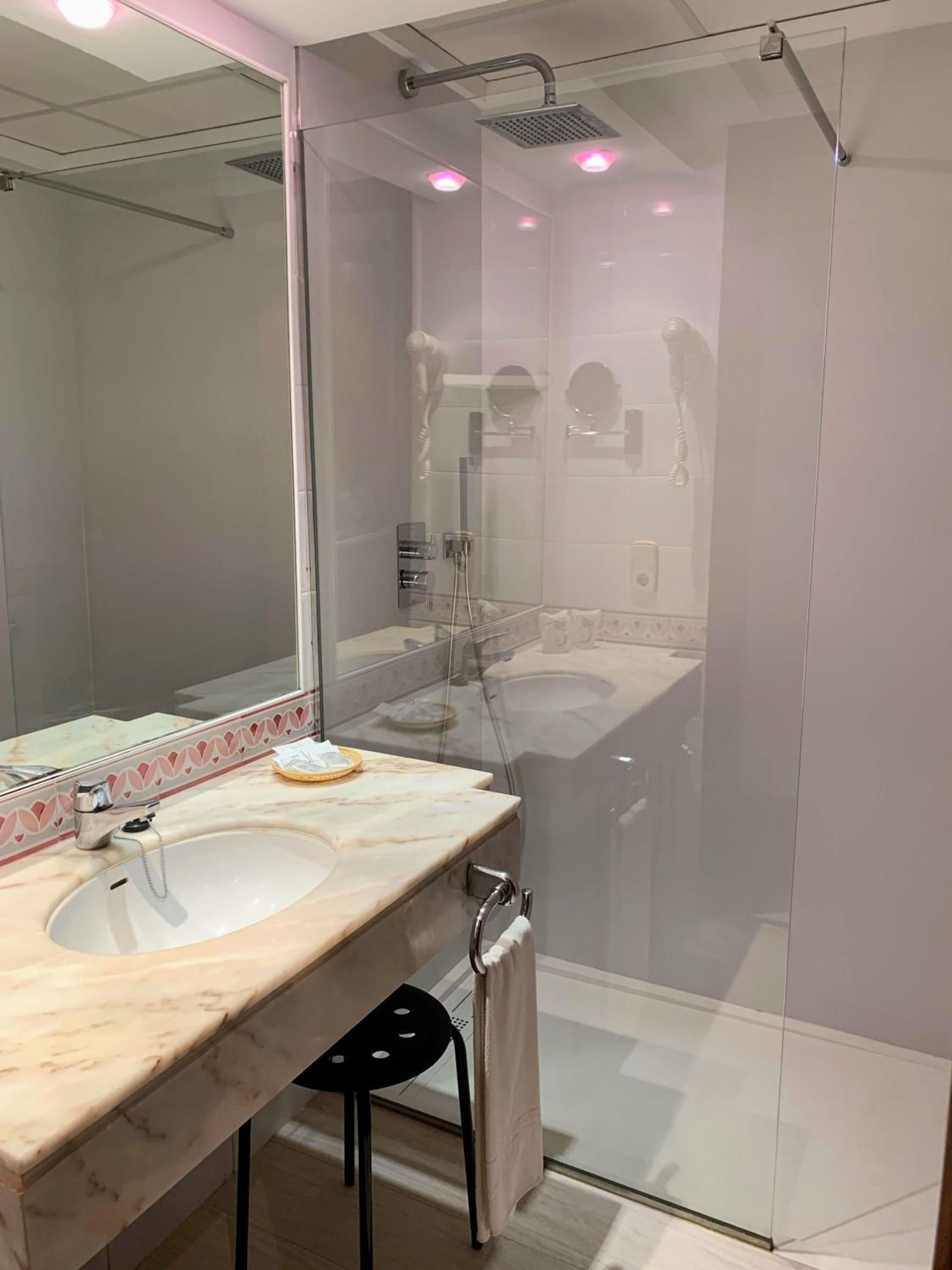 Twin Room with Sea View - Photo 6