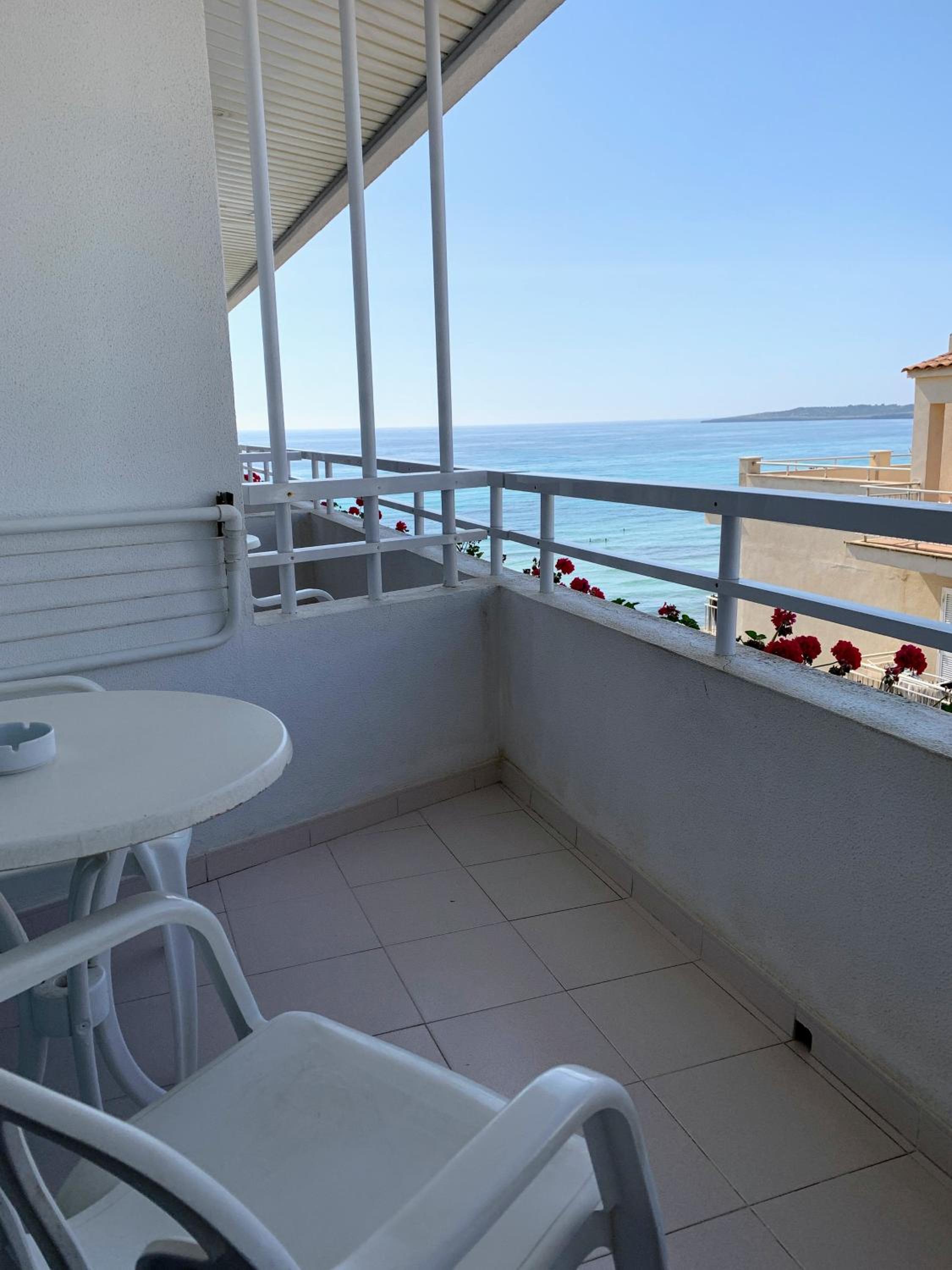 Double Room with Side Sea View - Photo 7
