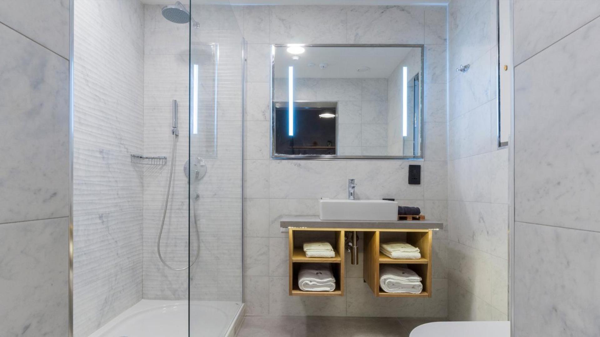 Double or Twin Room thumbnail 5