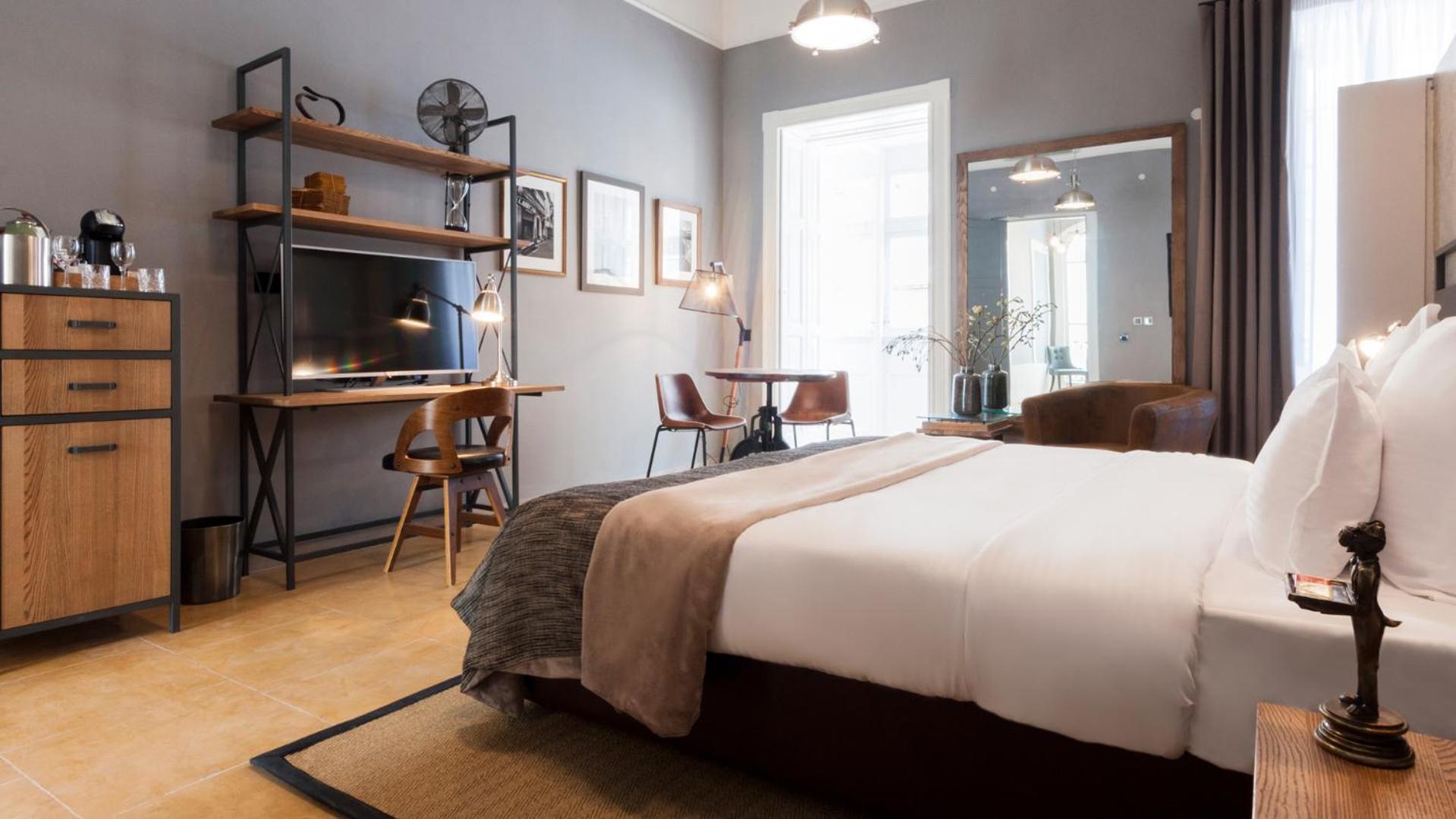 Superior Double Room with City View thumbnail 5