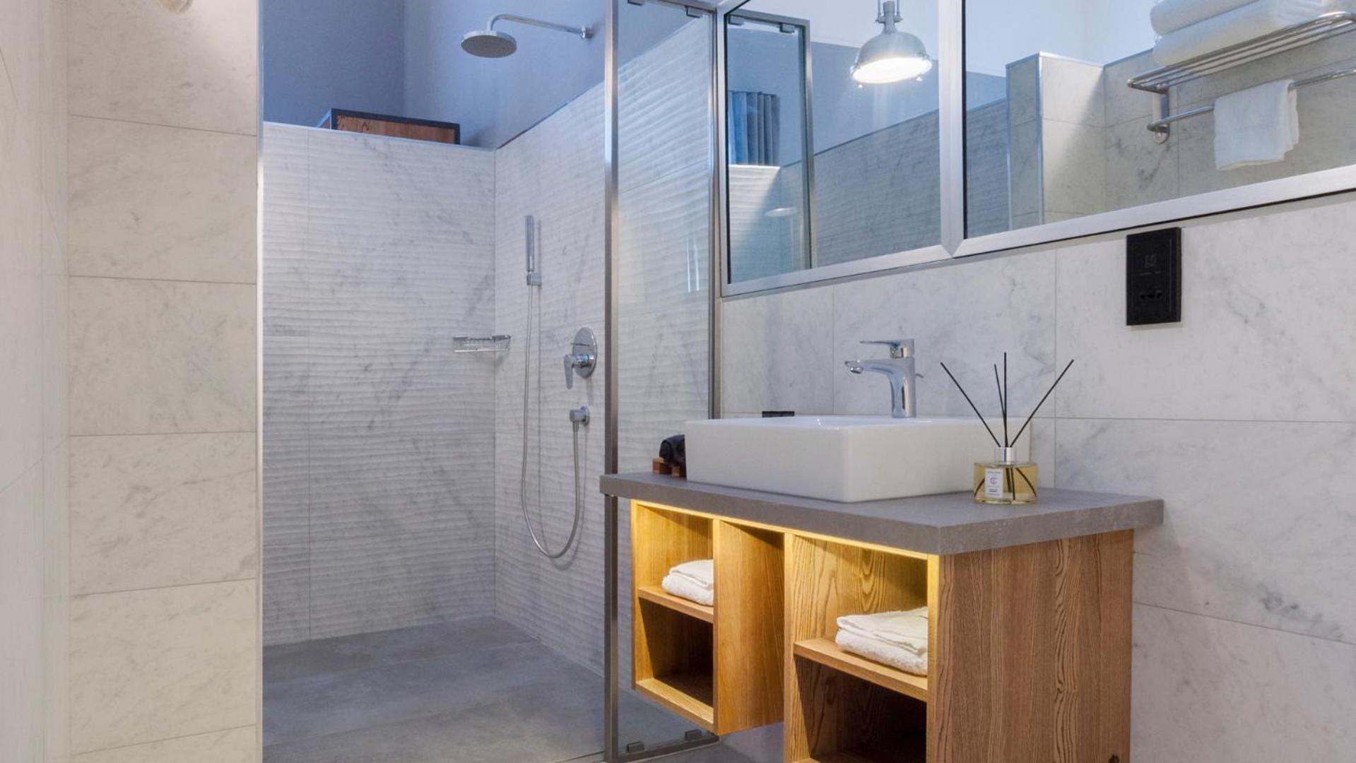 Superior Double Room with City View thumbnail 6