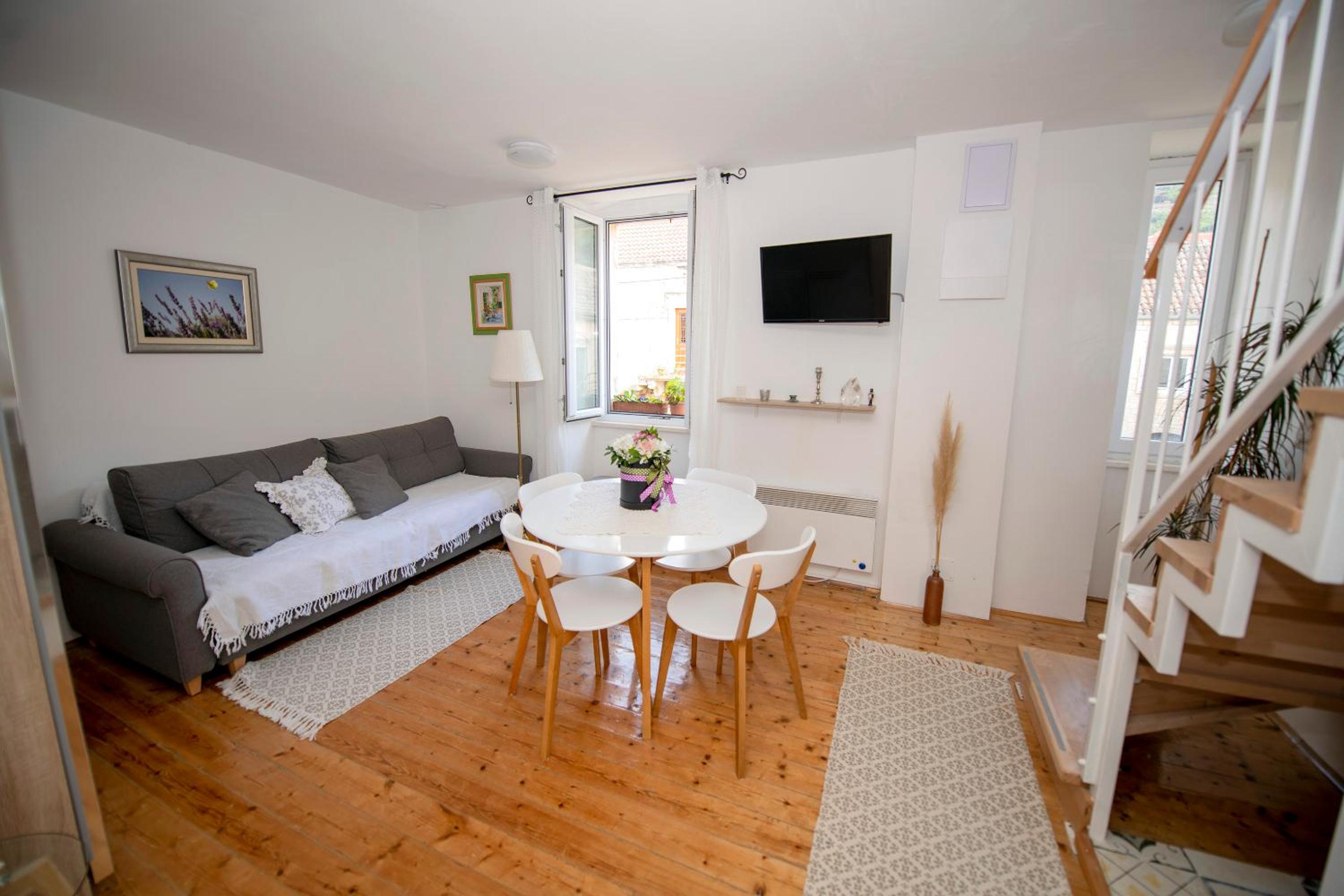Apartment - Split Level photo 2
