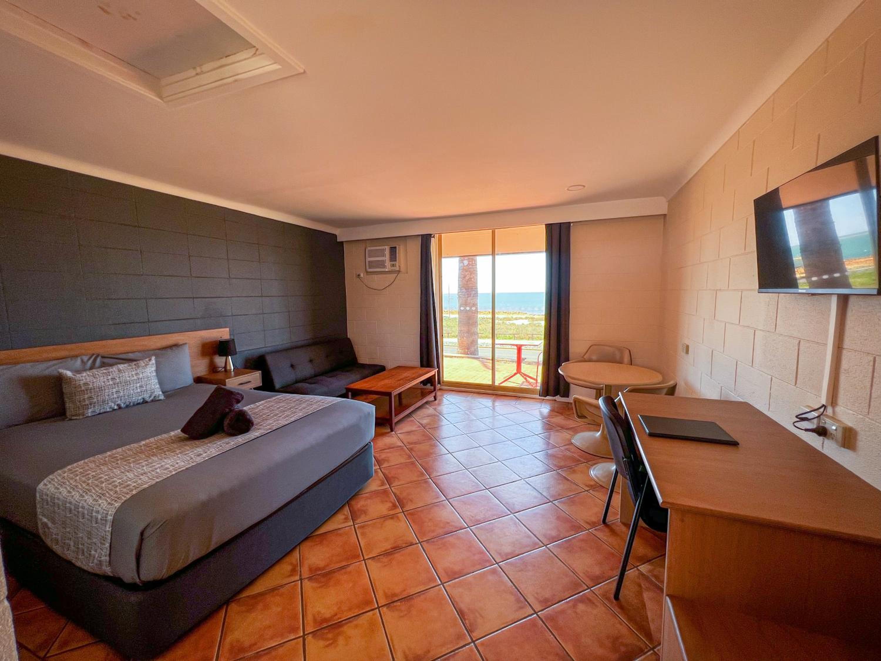 Deluxe Double Room with Sea View - Photo 4