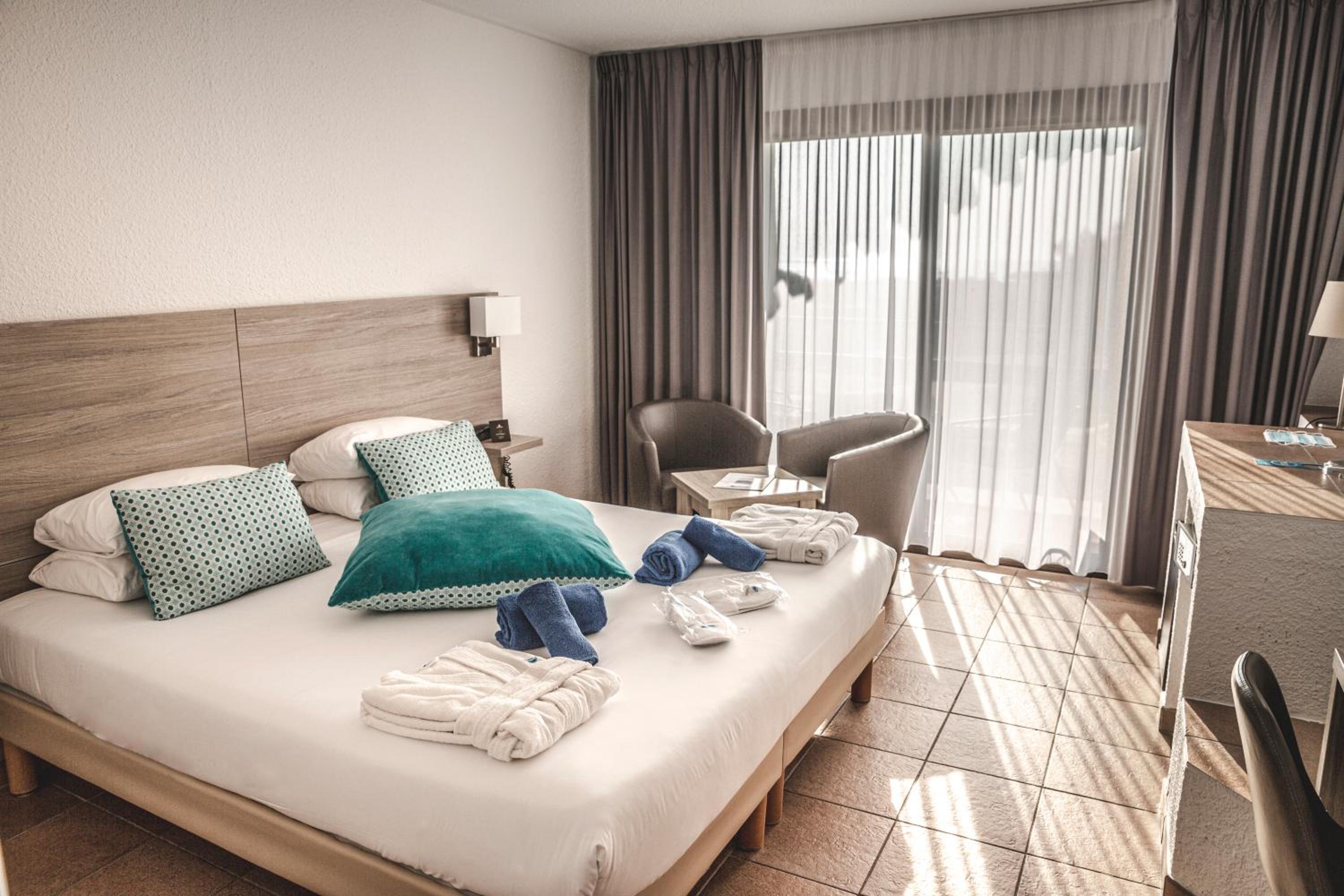 Standard Double Room - Ground Floor with Garden View (free spa access) - Photo 1