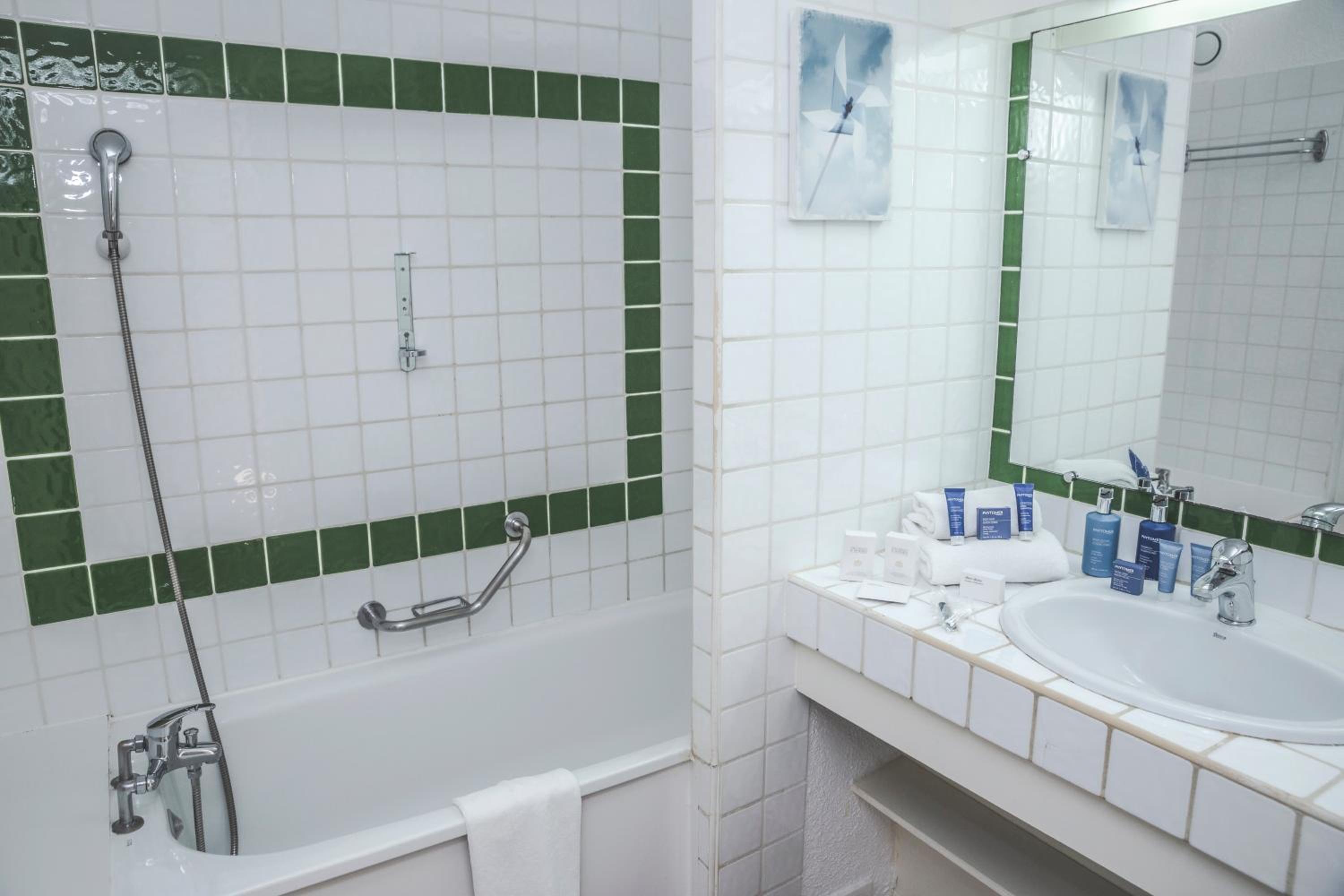 Standard Double Room - Ground Floor with Garden View (free spa access) - Photo 4