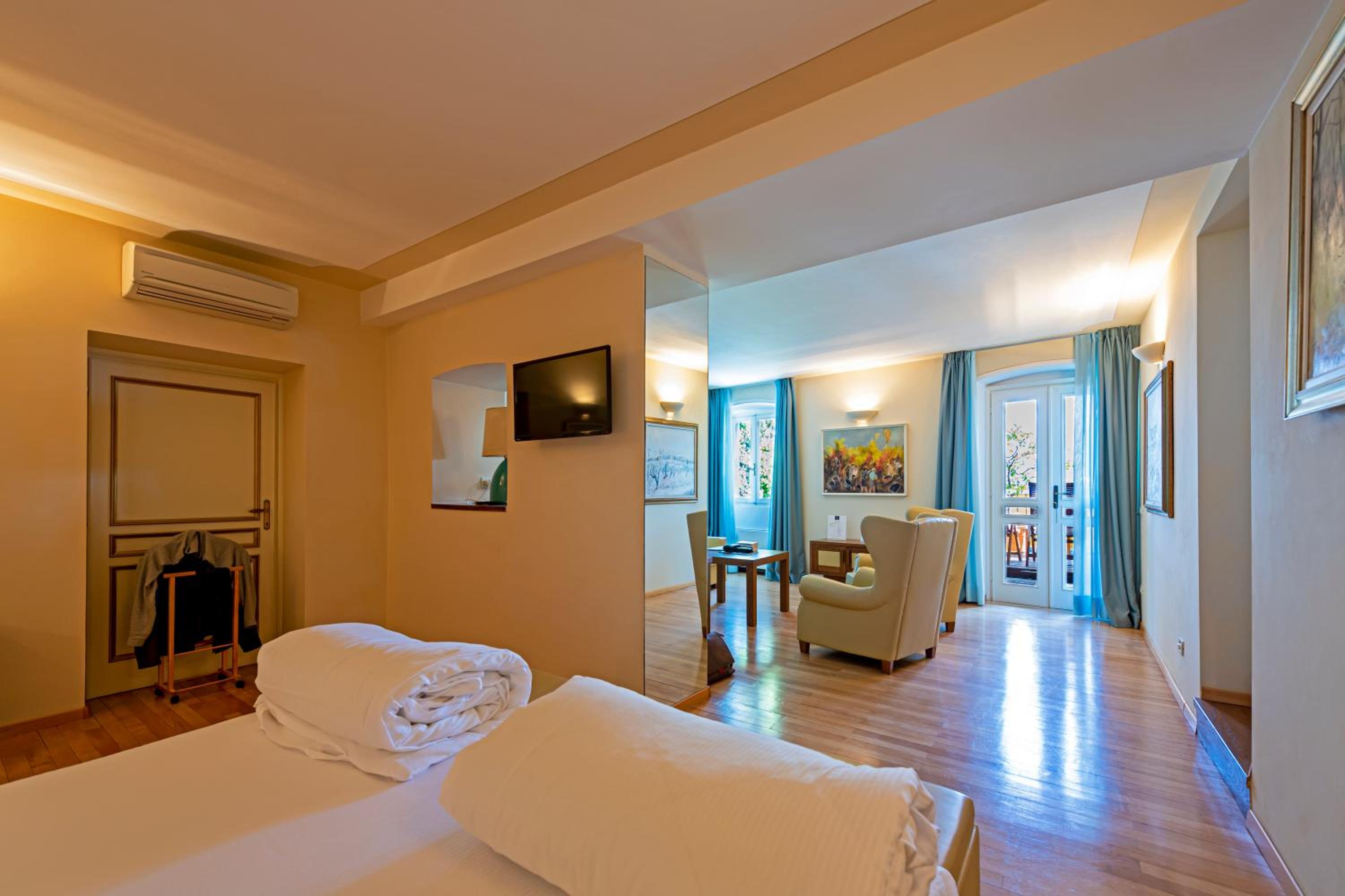 Suite With Lake View And Balcony  photo 2