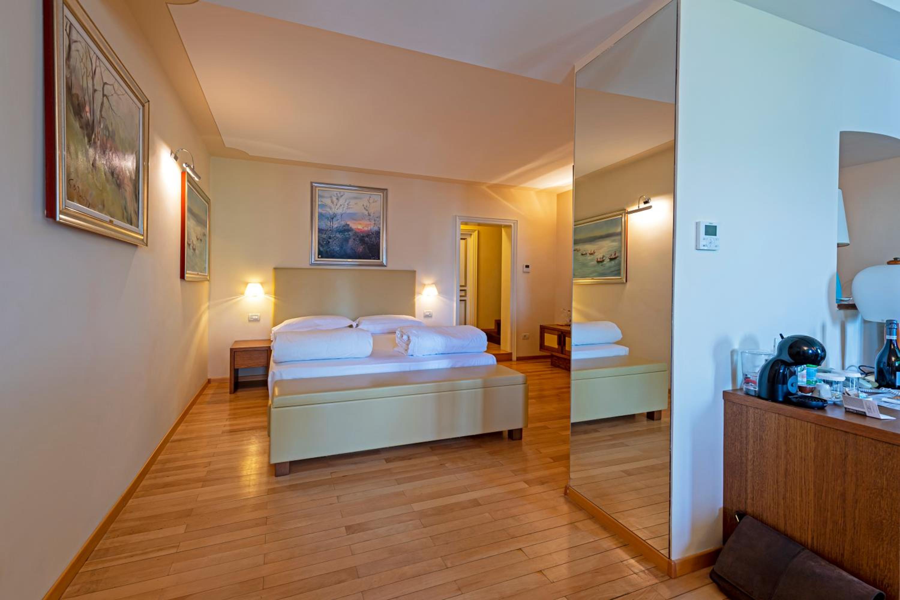 Suite With Lake View And Balcony  photo 3