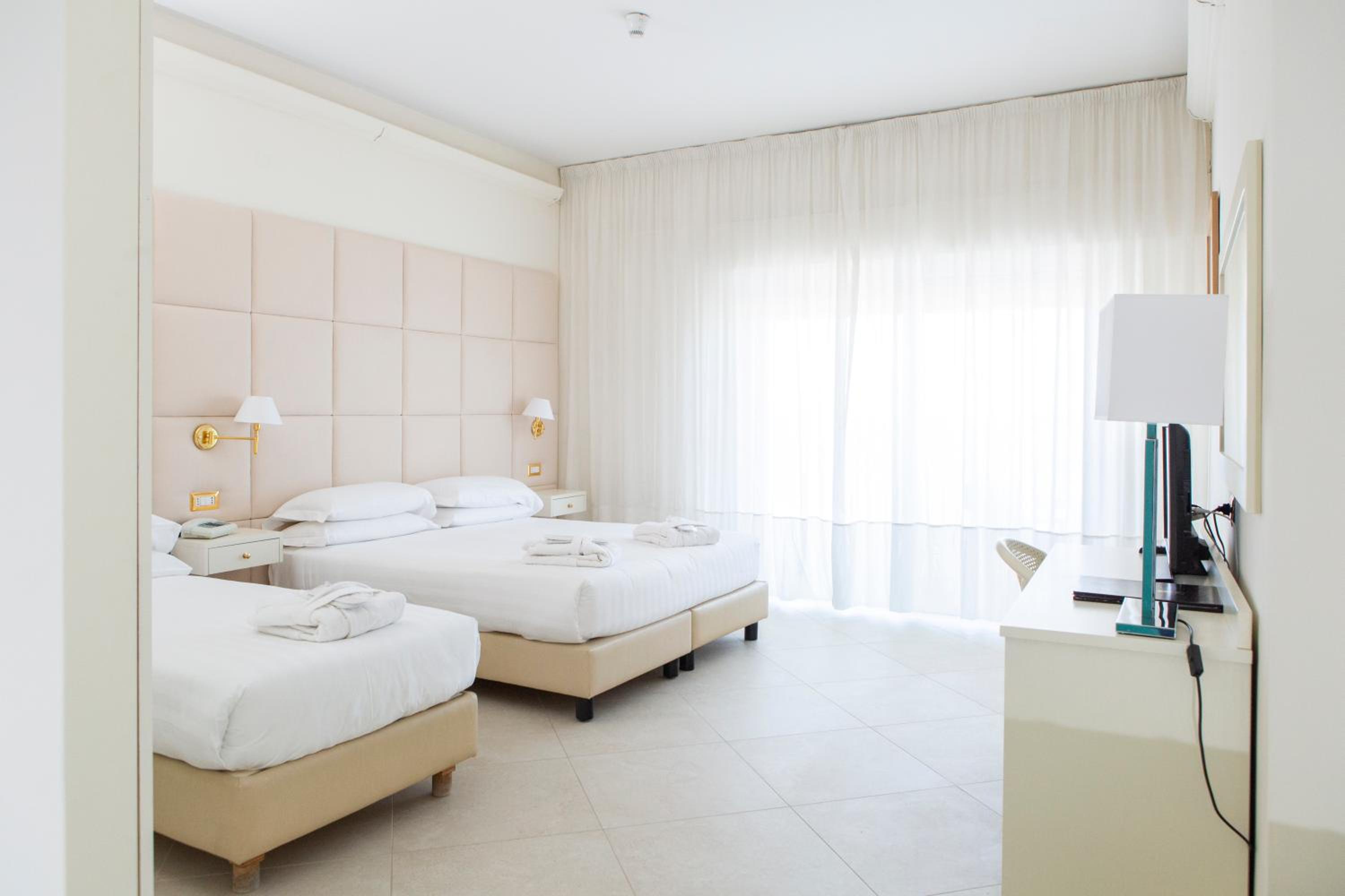 Junior Suite with Sea View - Photo 3