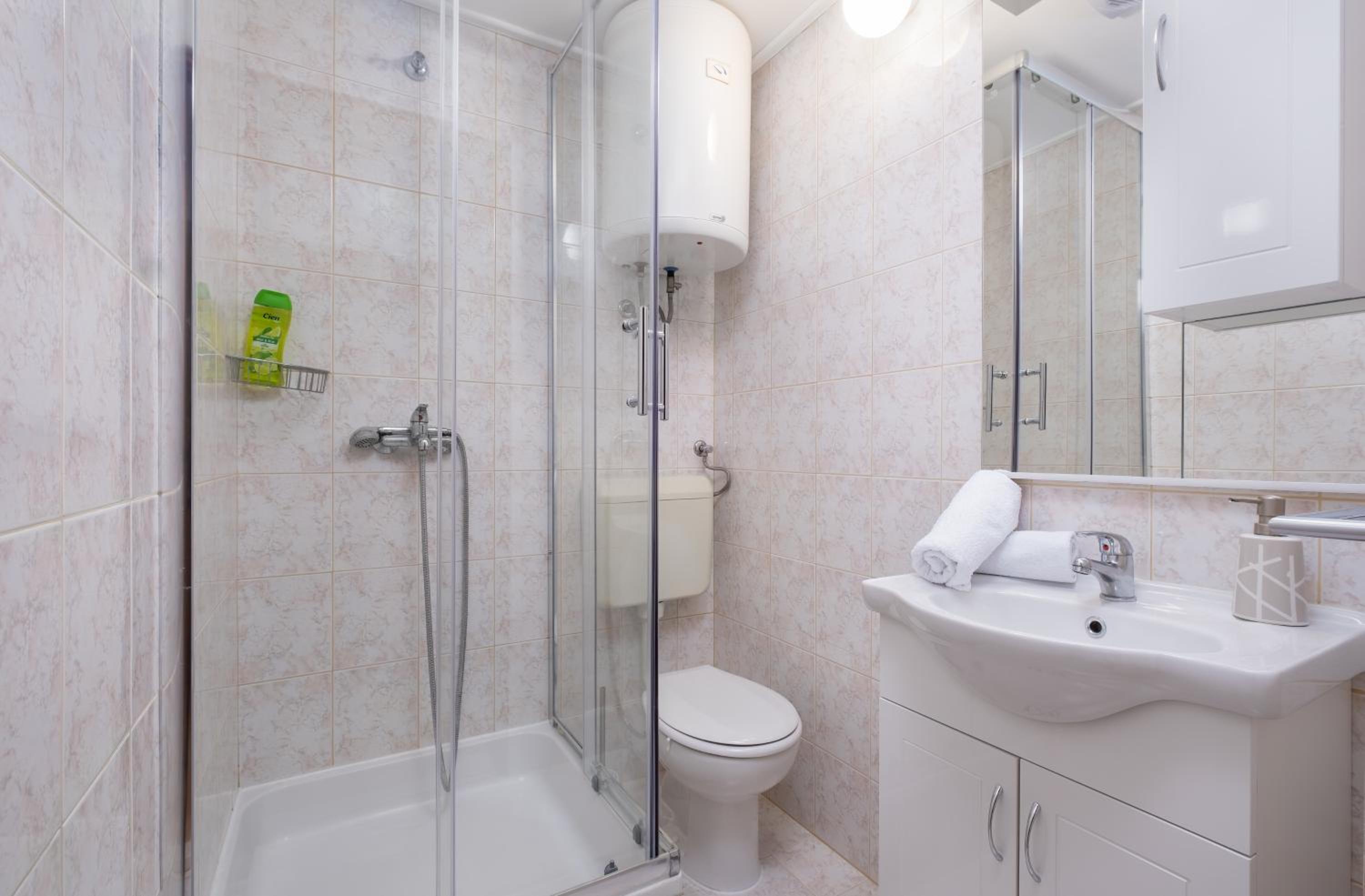 Comfort One-Bedroom Apartment with Terrace and Sea View photo 3