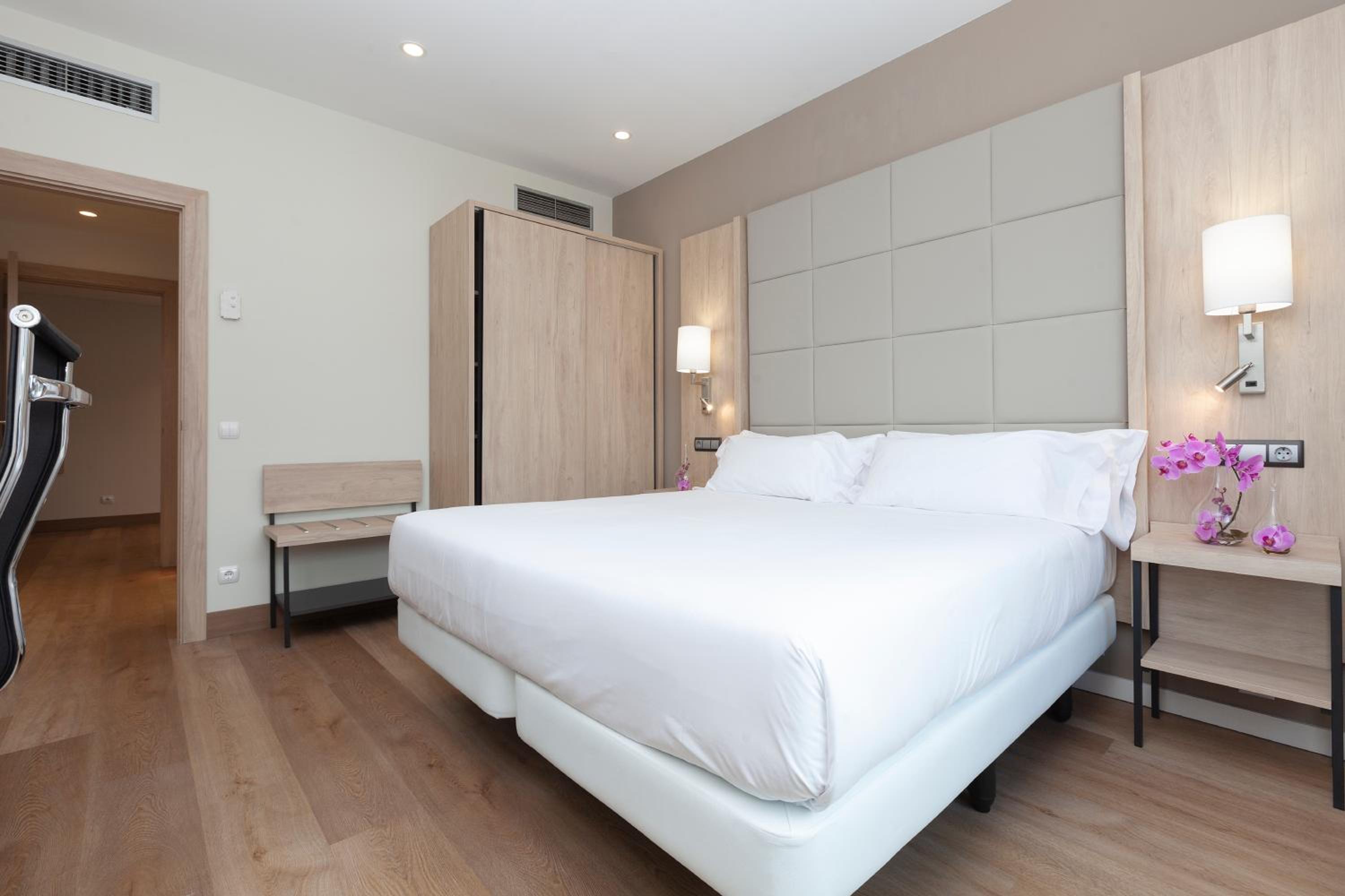 Executive Suite - Photo 3