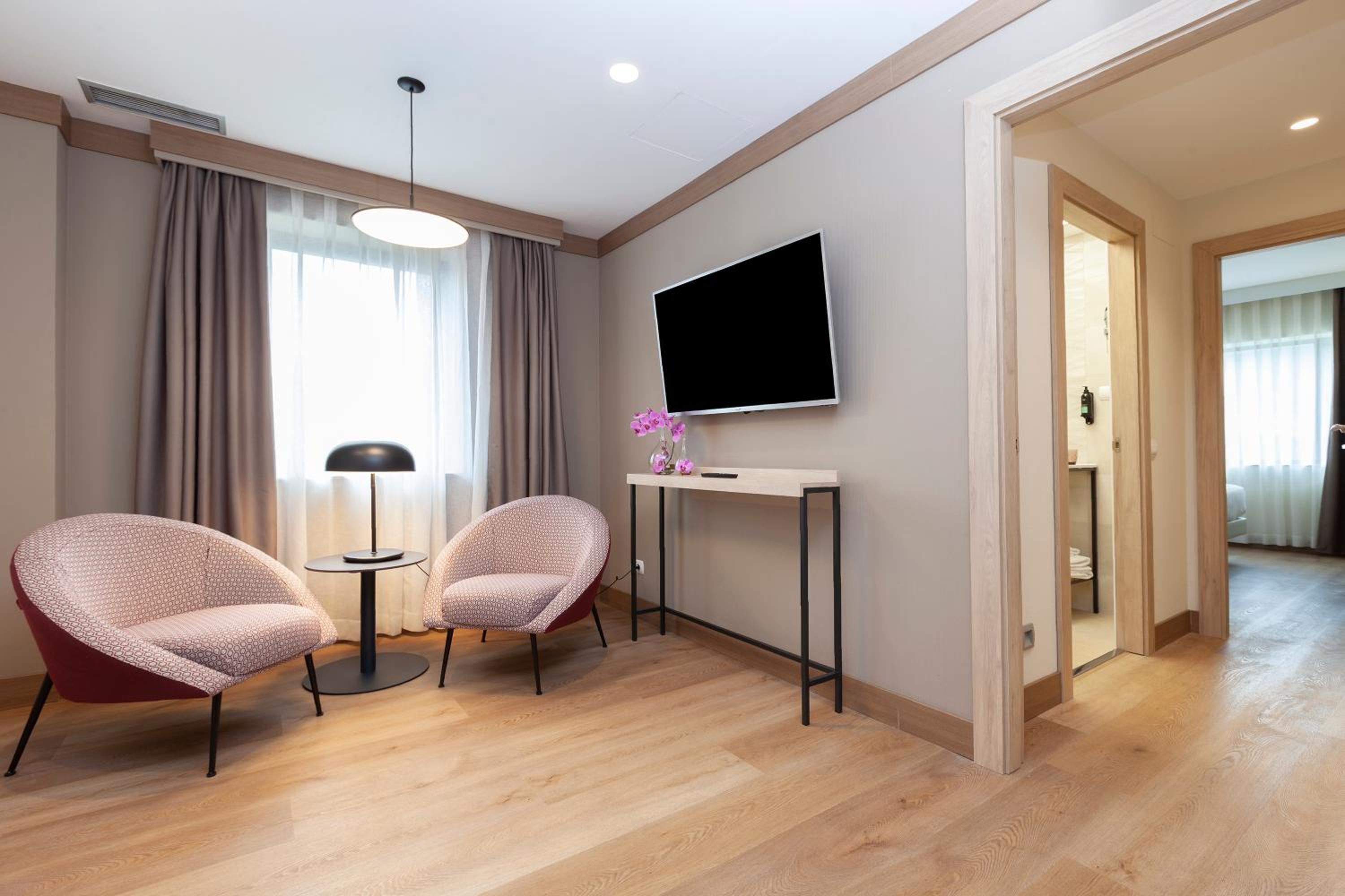 Executive Suite - Photo 4