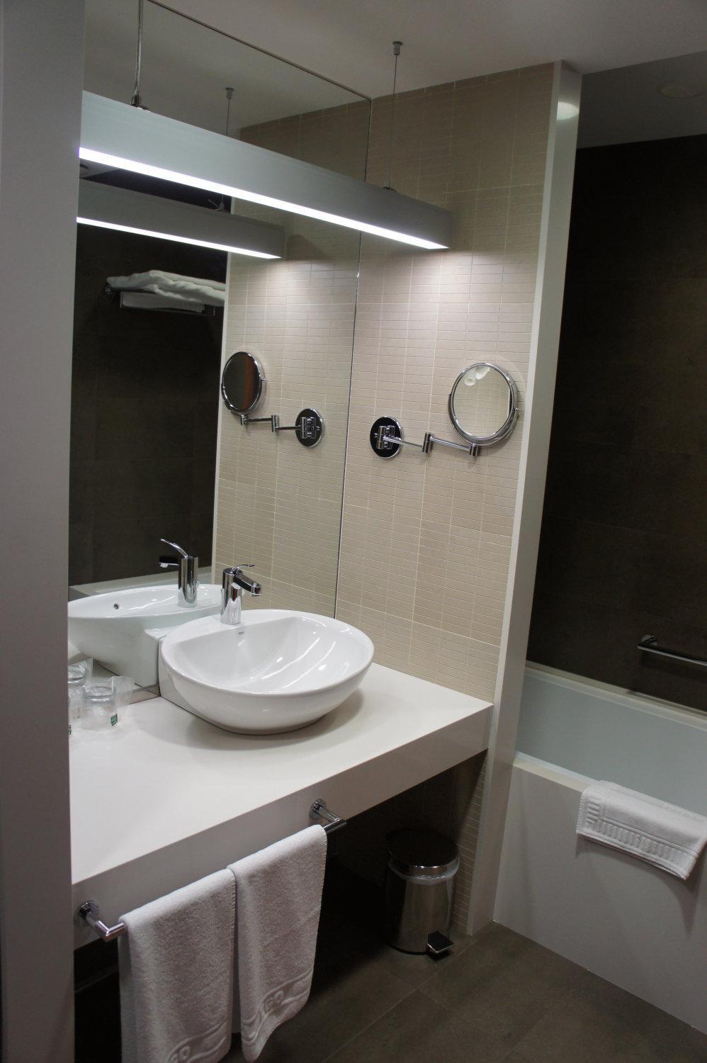 Double or Twin Room with Sea View - Photo 9