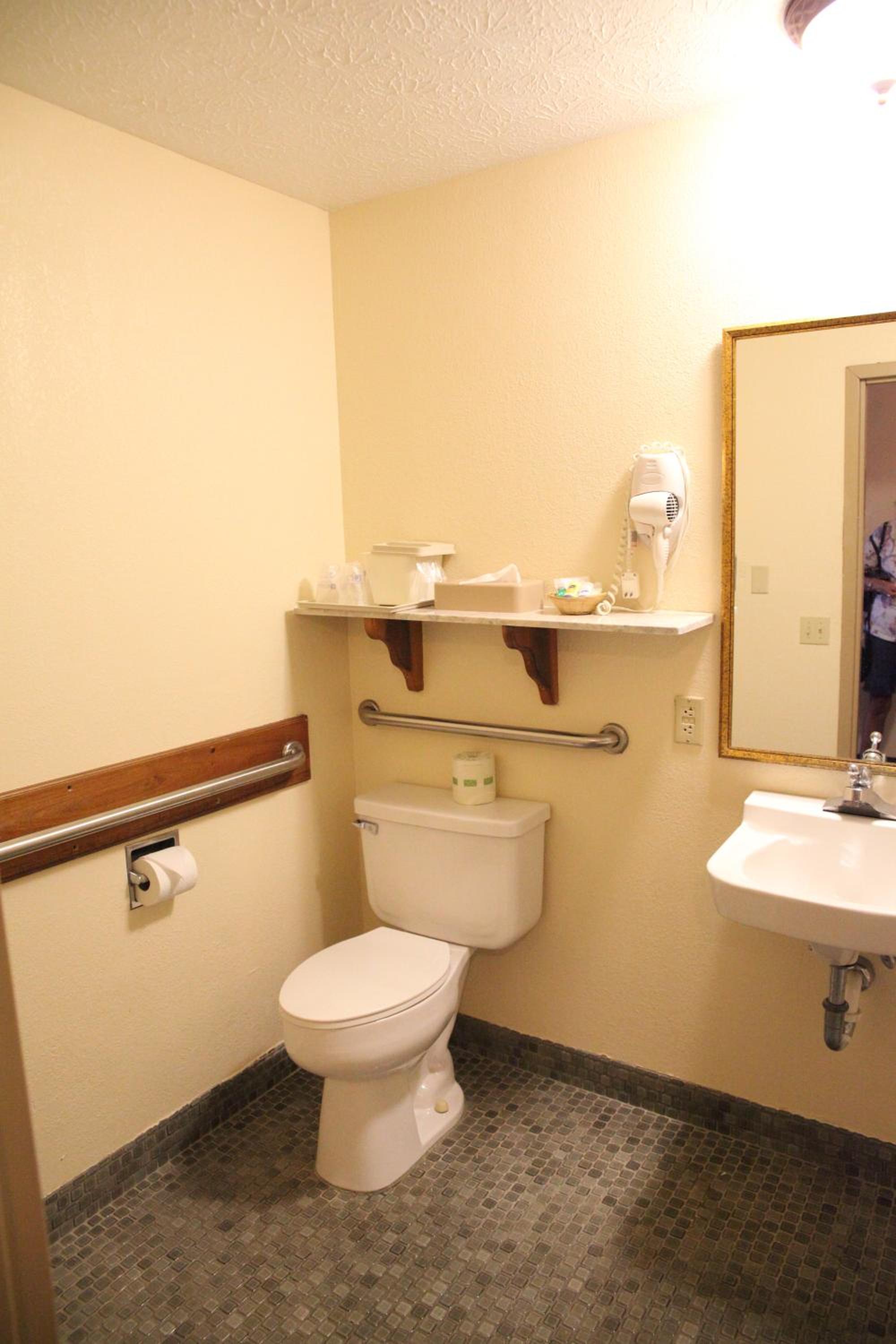 Queen Room with Two Queen Beds - Non-Smoking - Photo 5