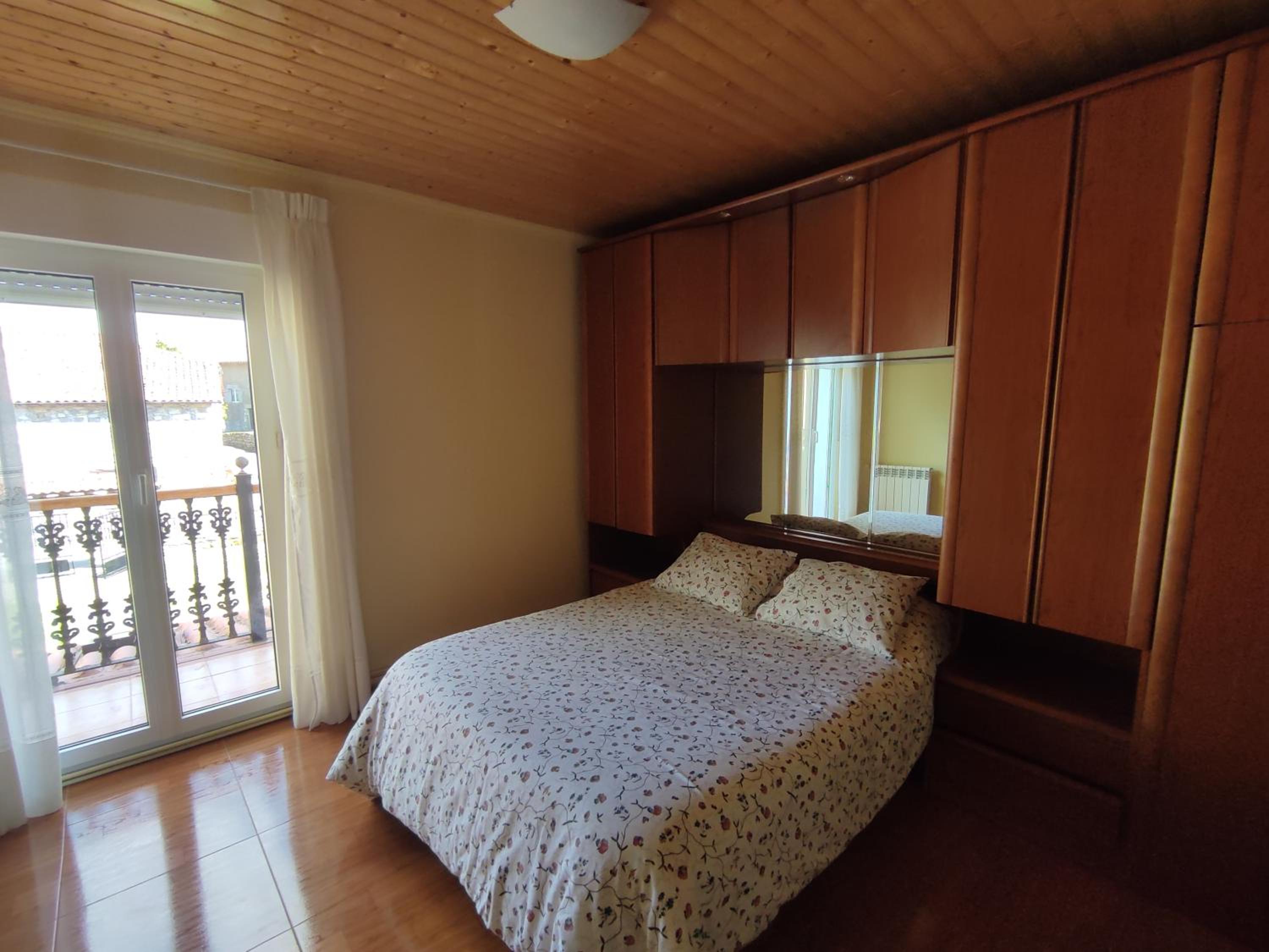 Five-Bedroom House photo 3