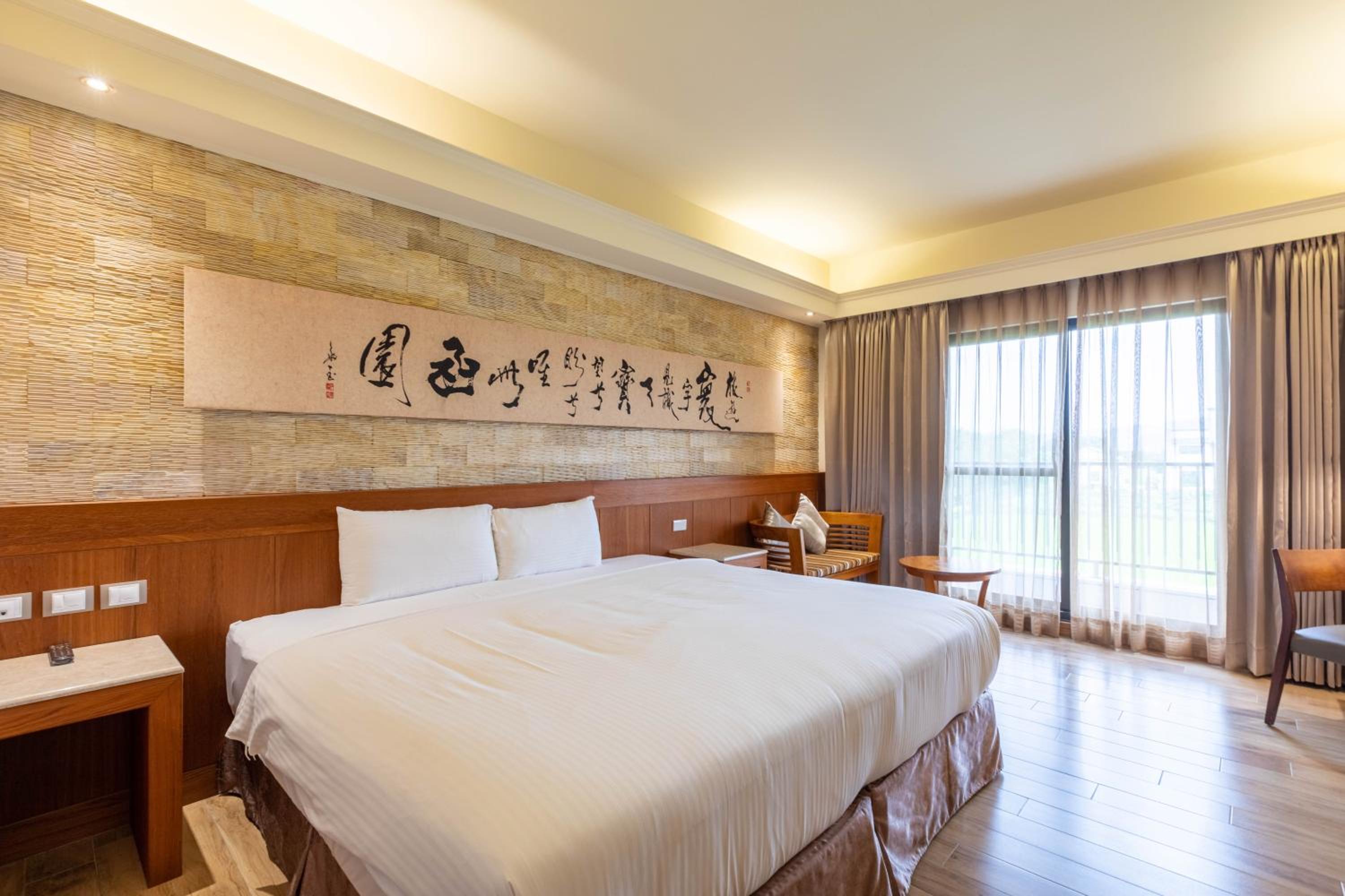 Queen Room with Balcony photo 1