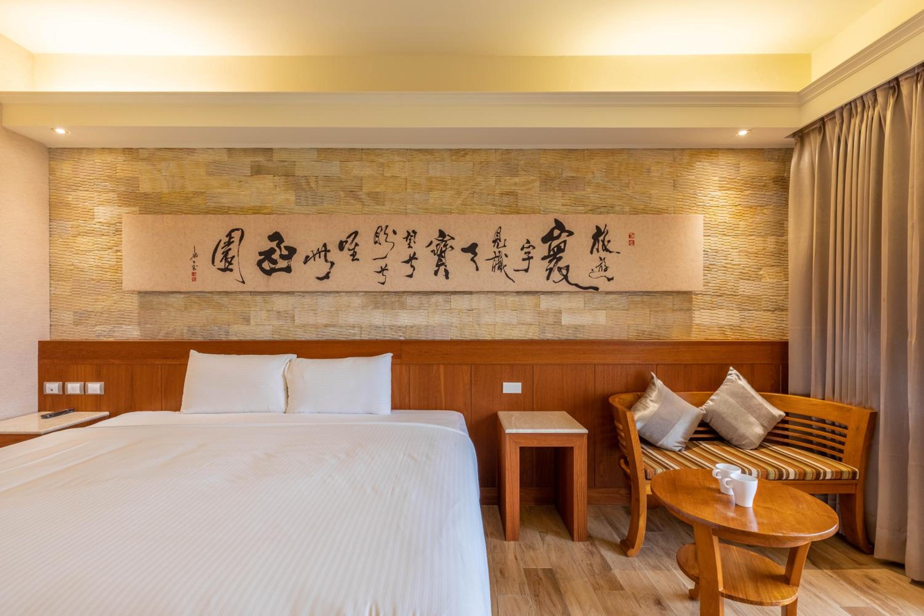 Queen Room with Balcony photo 3
