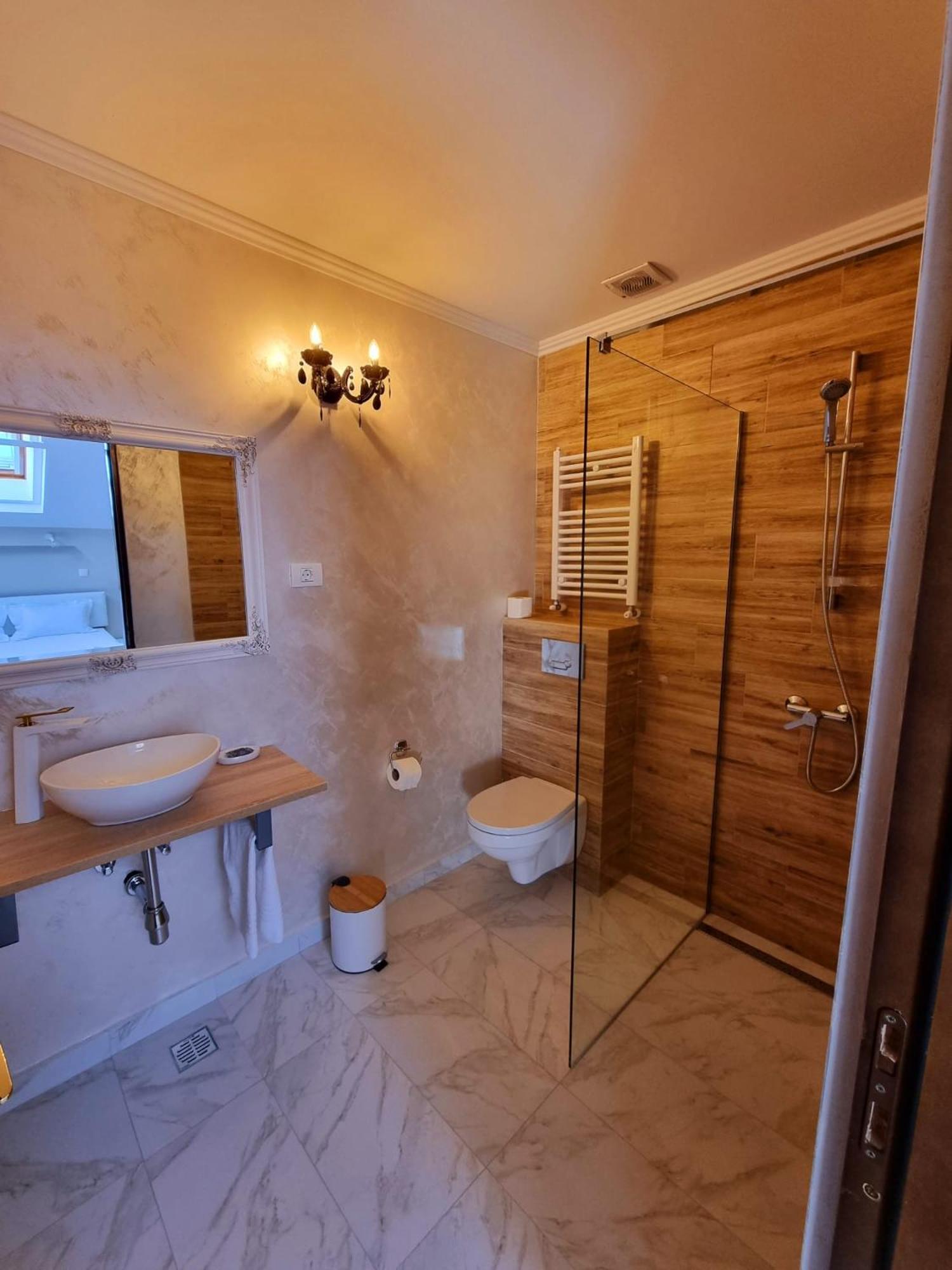 Budget Double Room - Photo 4