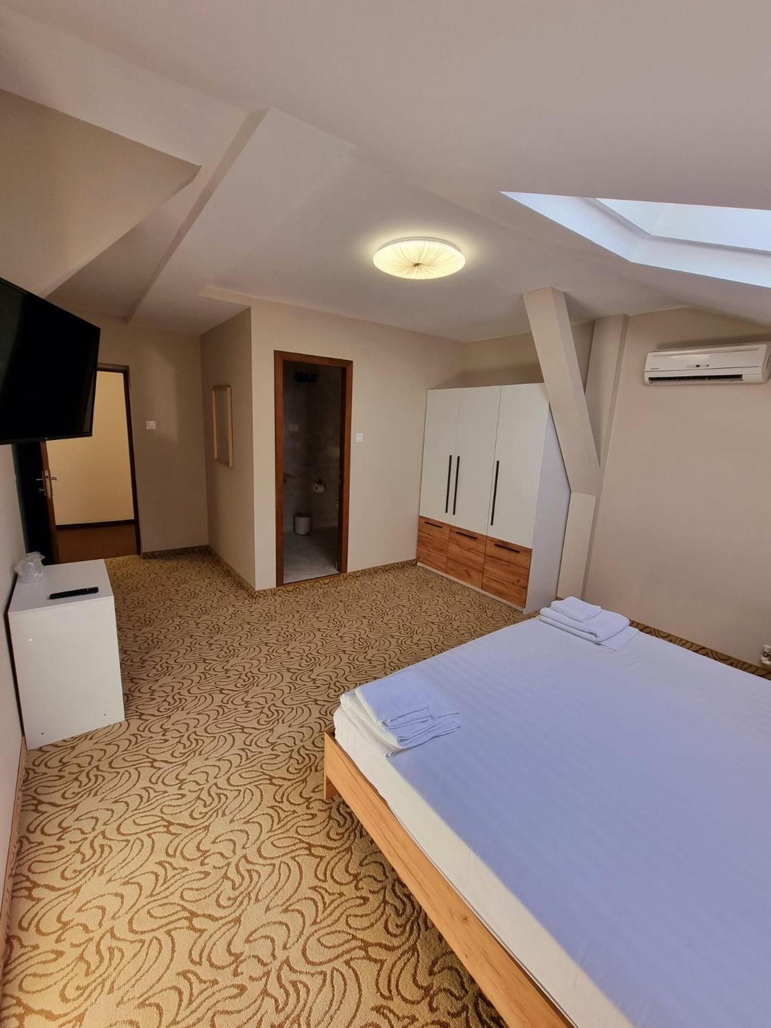 Budget Double Room - Photo 2