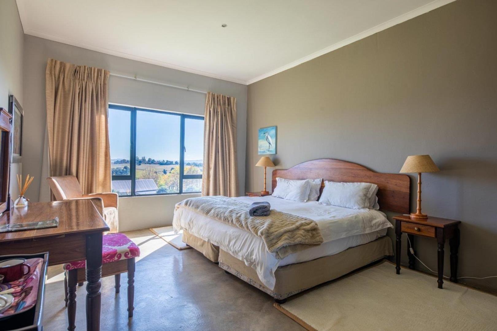 Standard Queen Room with Shared Bathroom photo 1