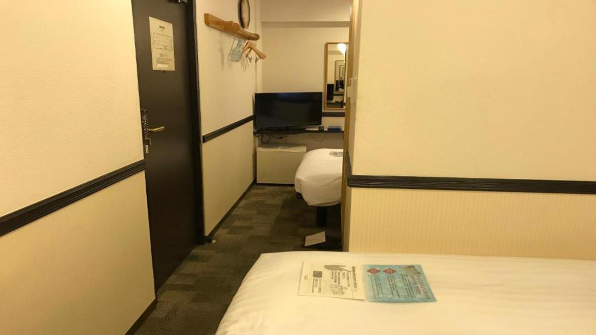 Standard Twin Room with a Shower & Bath Room between Beds - Smoking