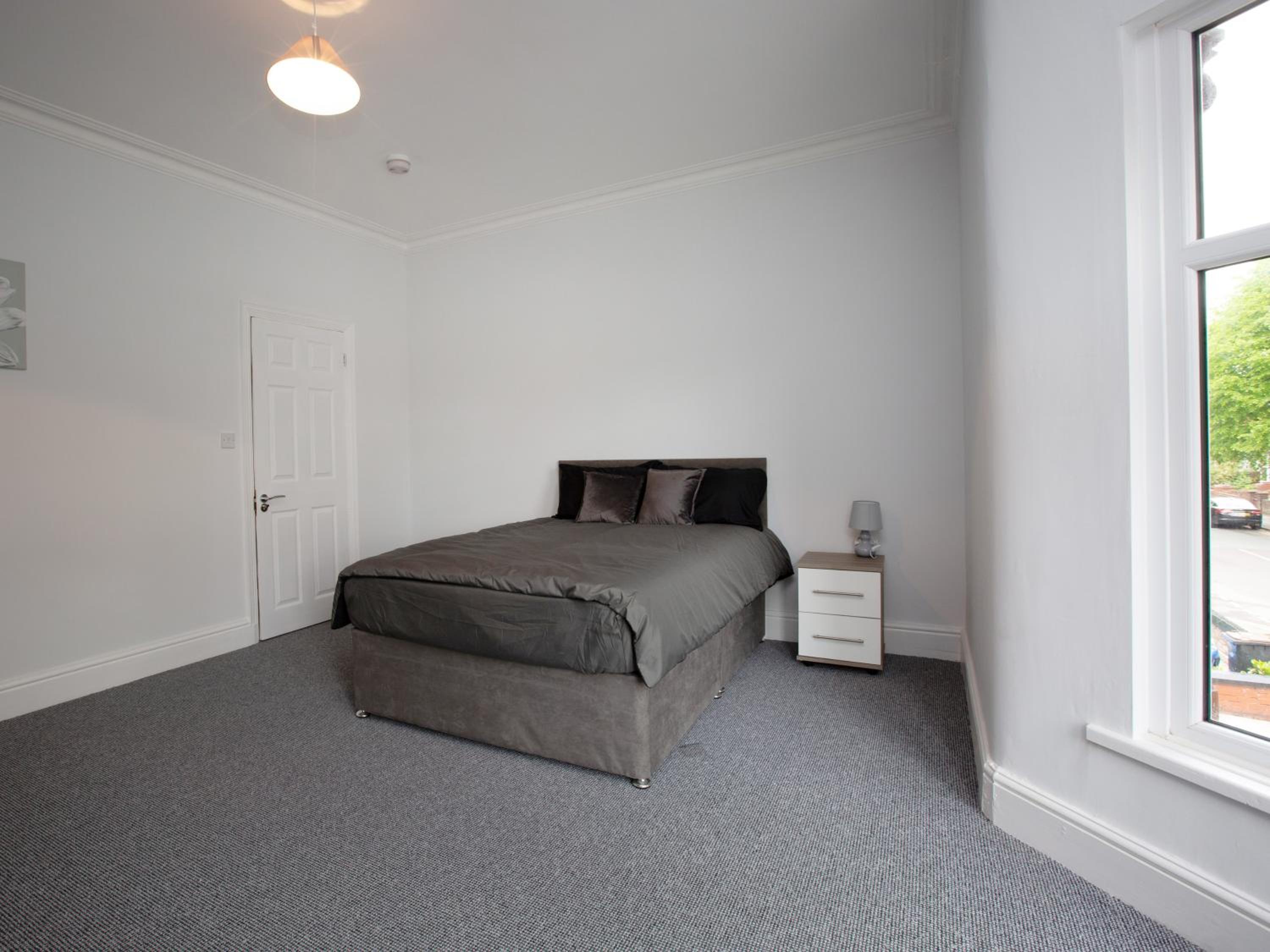 Double Room with Shared Bathroom photo 2