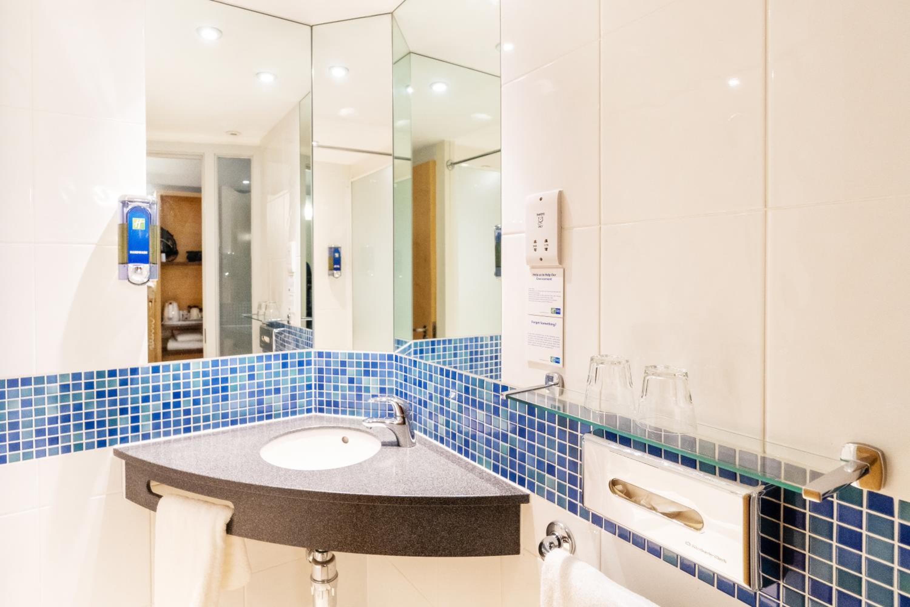 Standard Double Room with Single Sofa Bed and Free Hot Breakfast photo 2