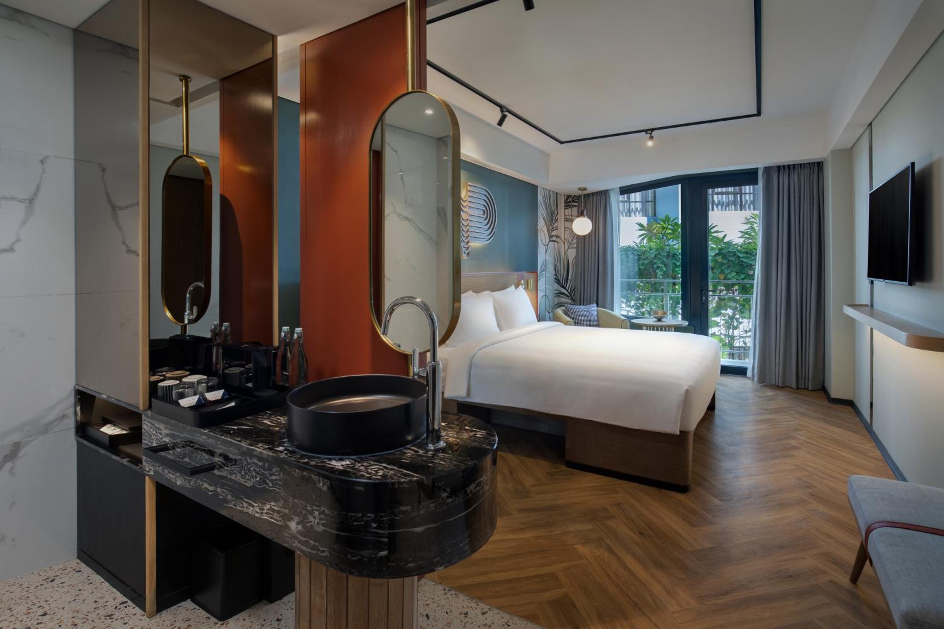 Comfort King Room with Balcony with Unlimited Self-Service Laundry - Photo 4