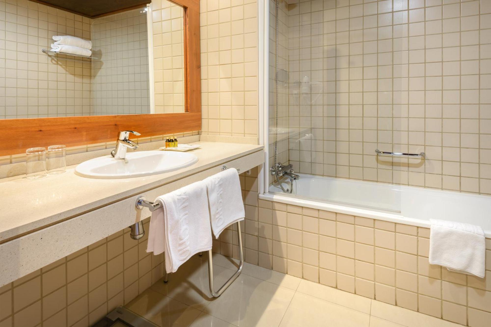 Standard Twin Room - Photo 3