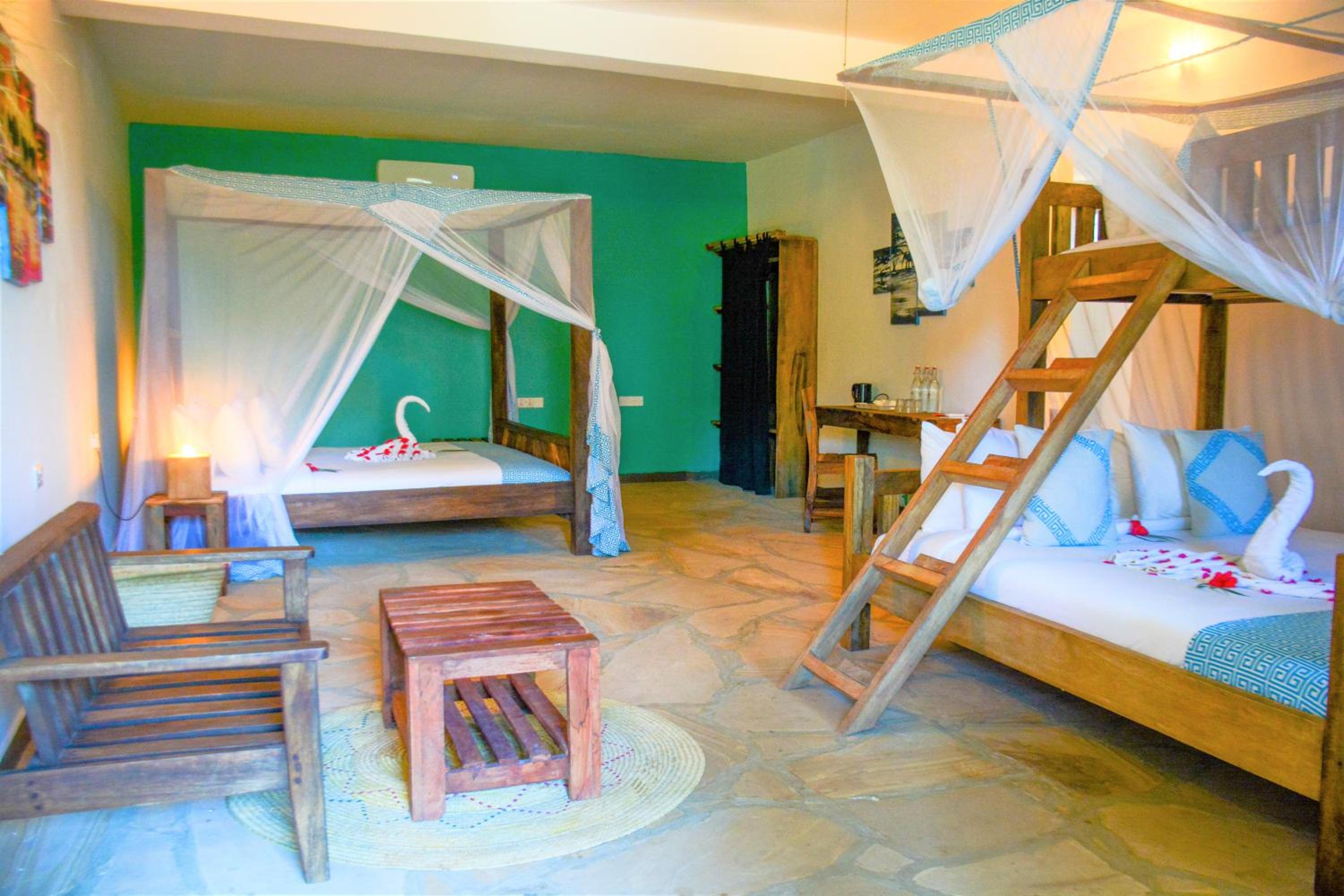 Suite Mangrove-Pool view family photo 3