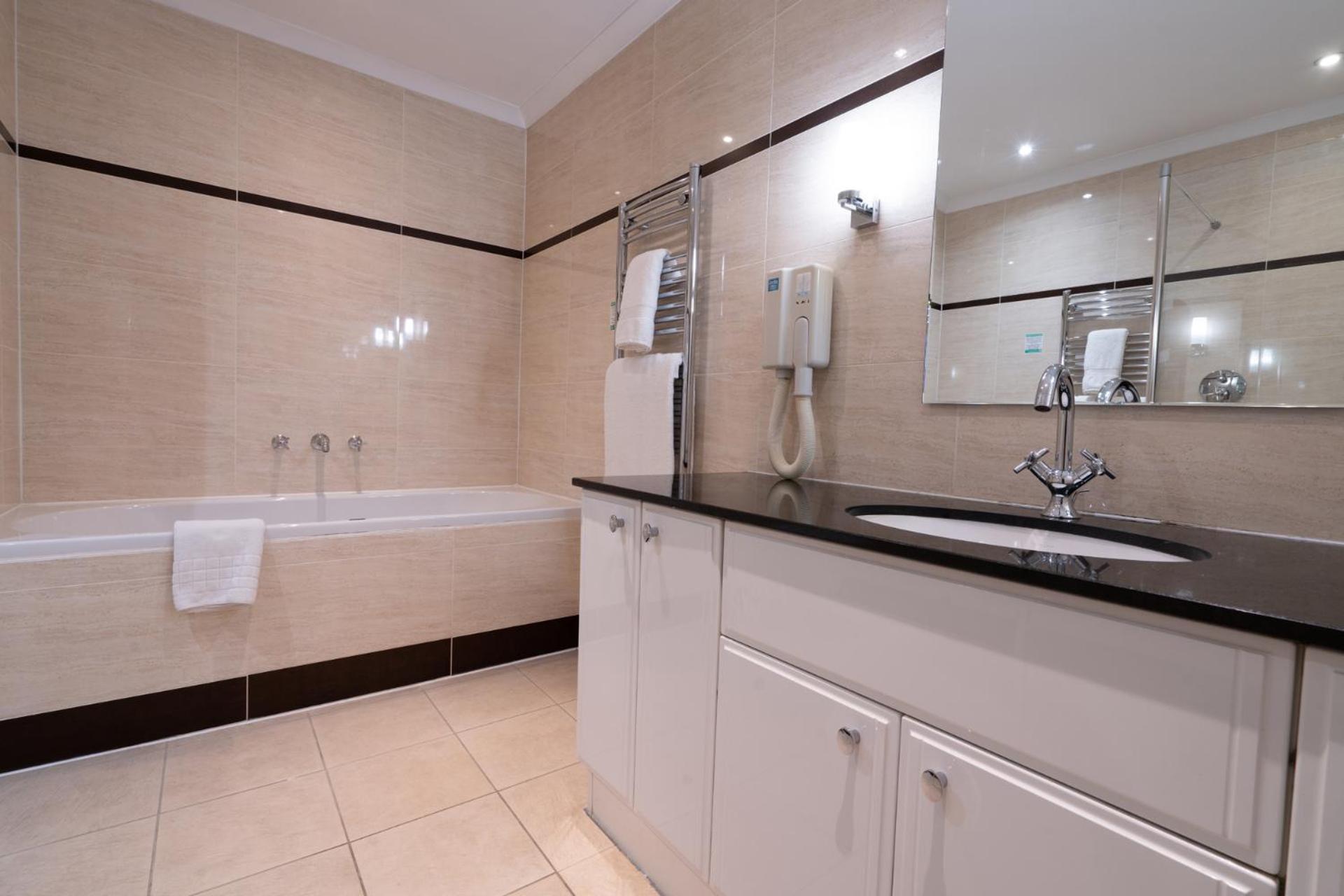 Suite - Photo 5