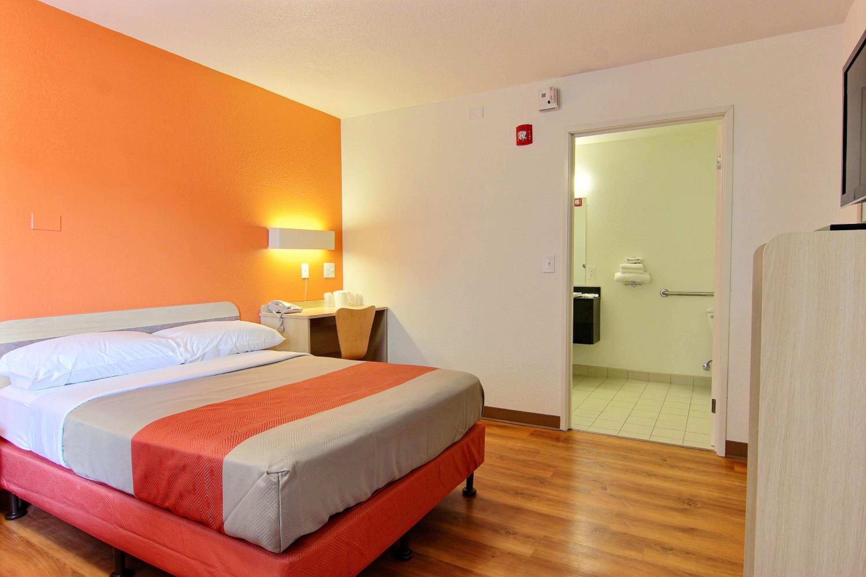 Queen Room photo 1