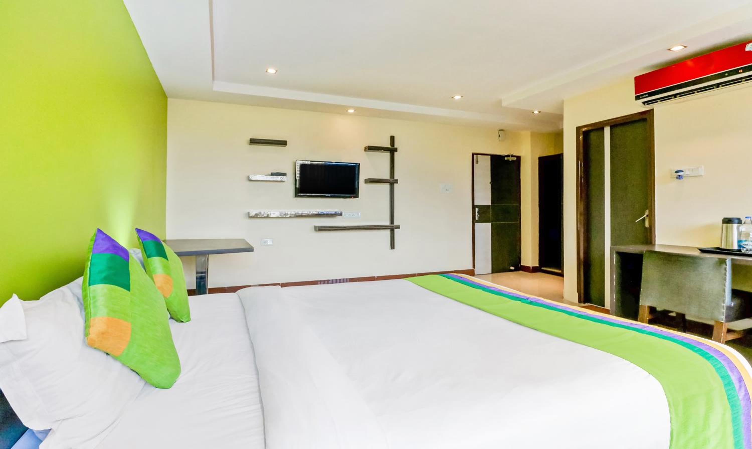[Sanitized] Deluxe Double Room - Photo 16