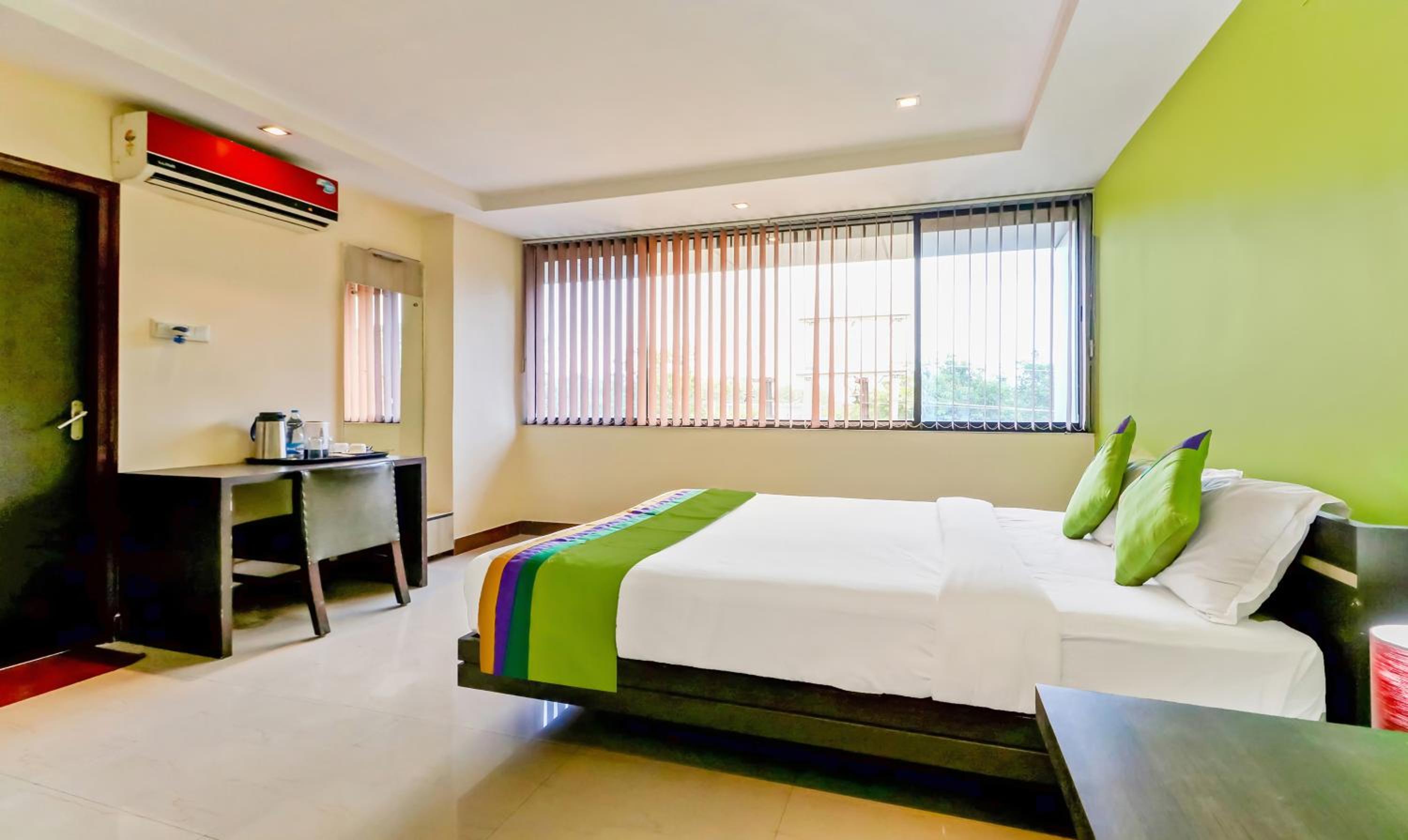 [Sanitized] Deluxe Double Room - Photo 15