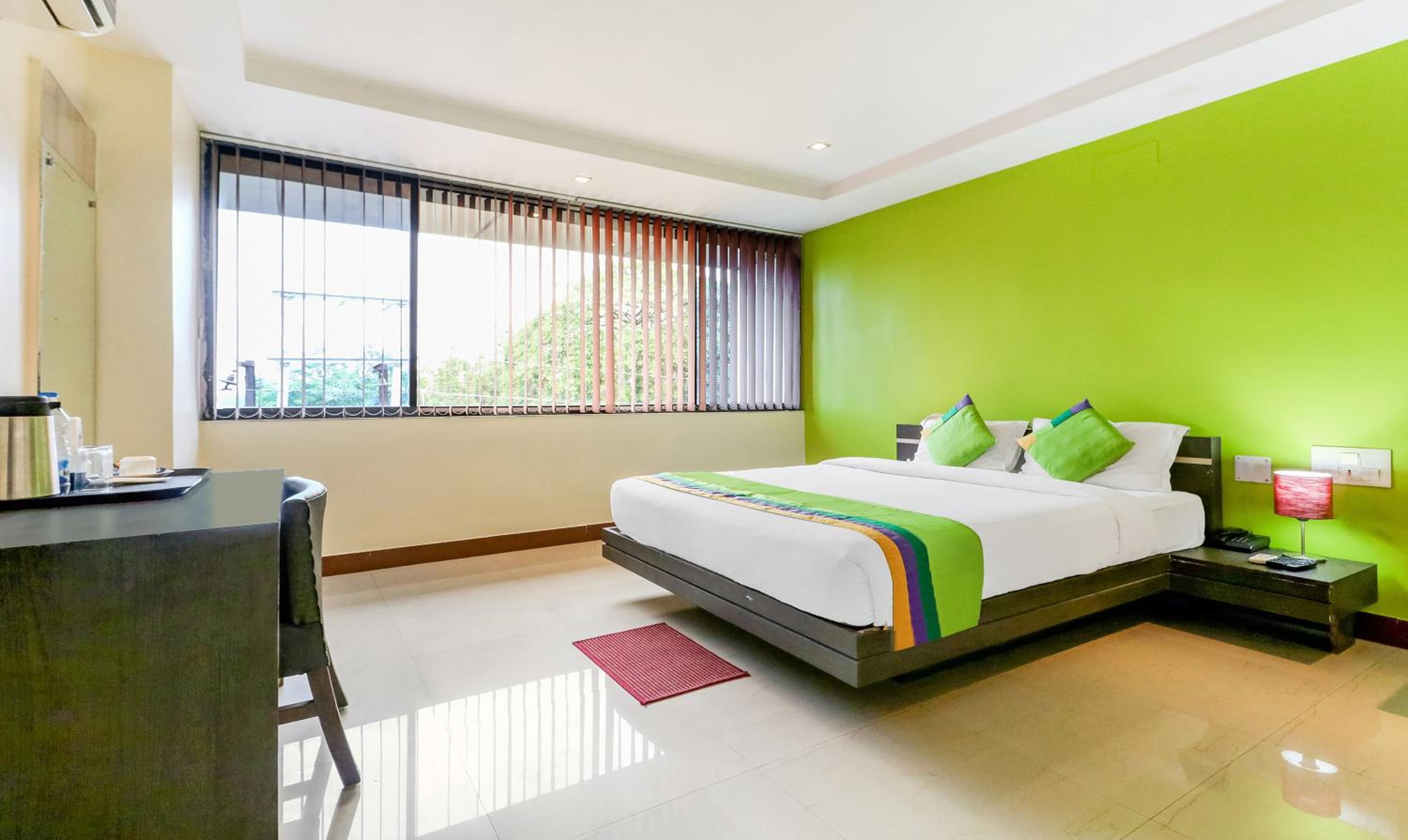 [Sanitized] Deluxe Double Room - Photo 14