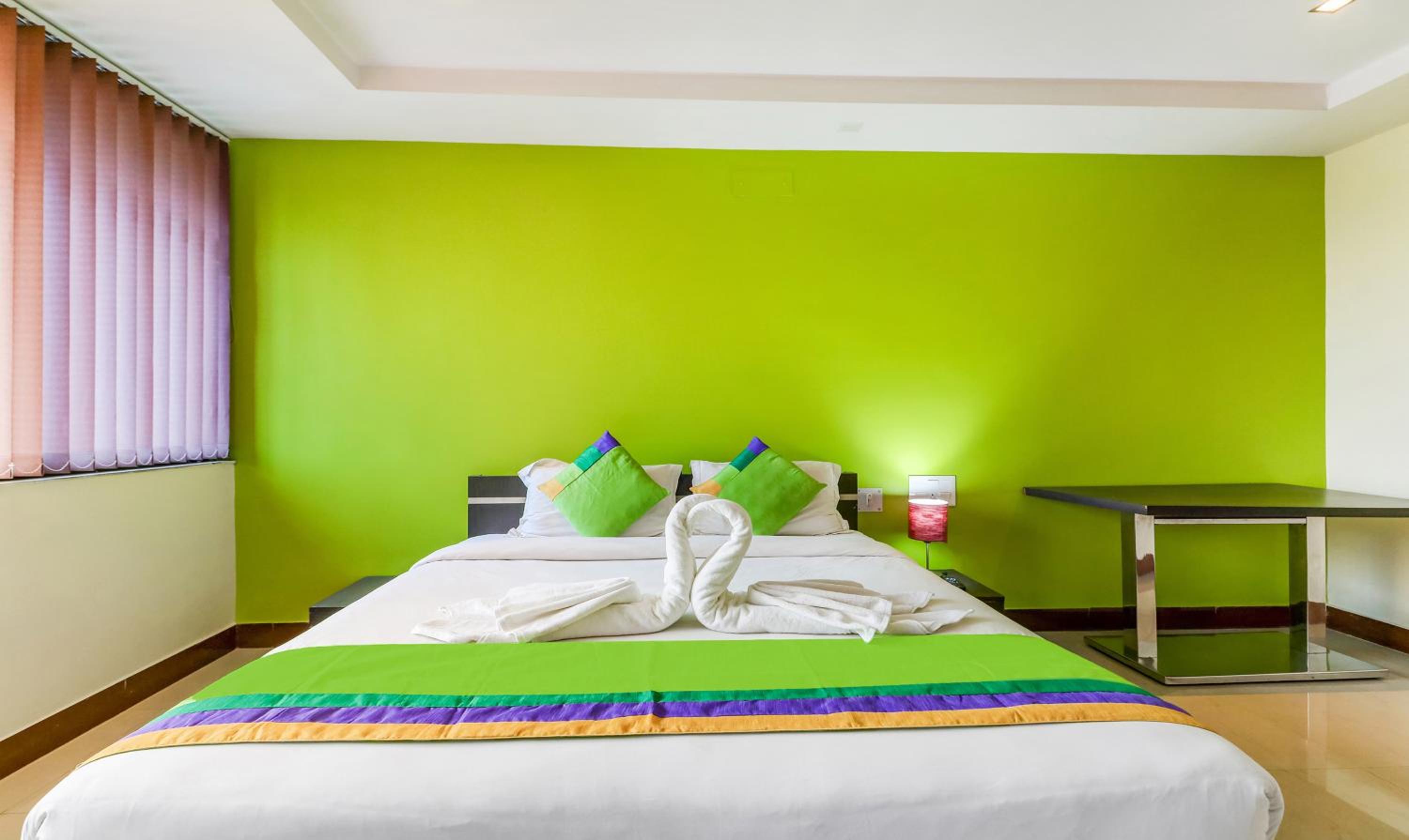 [Sanitized] Deluxe Double Room - Photo 13