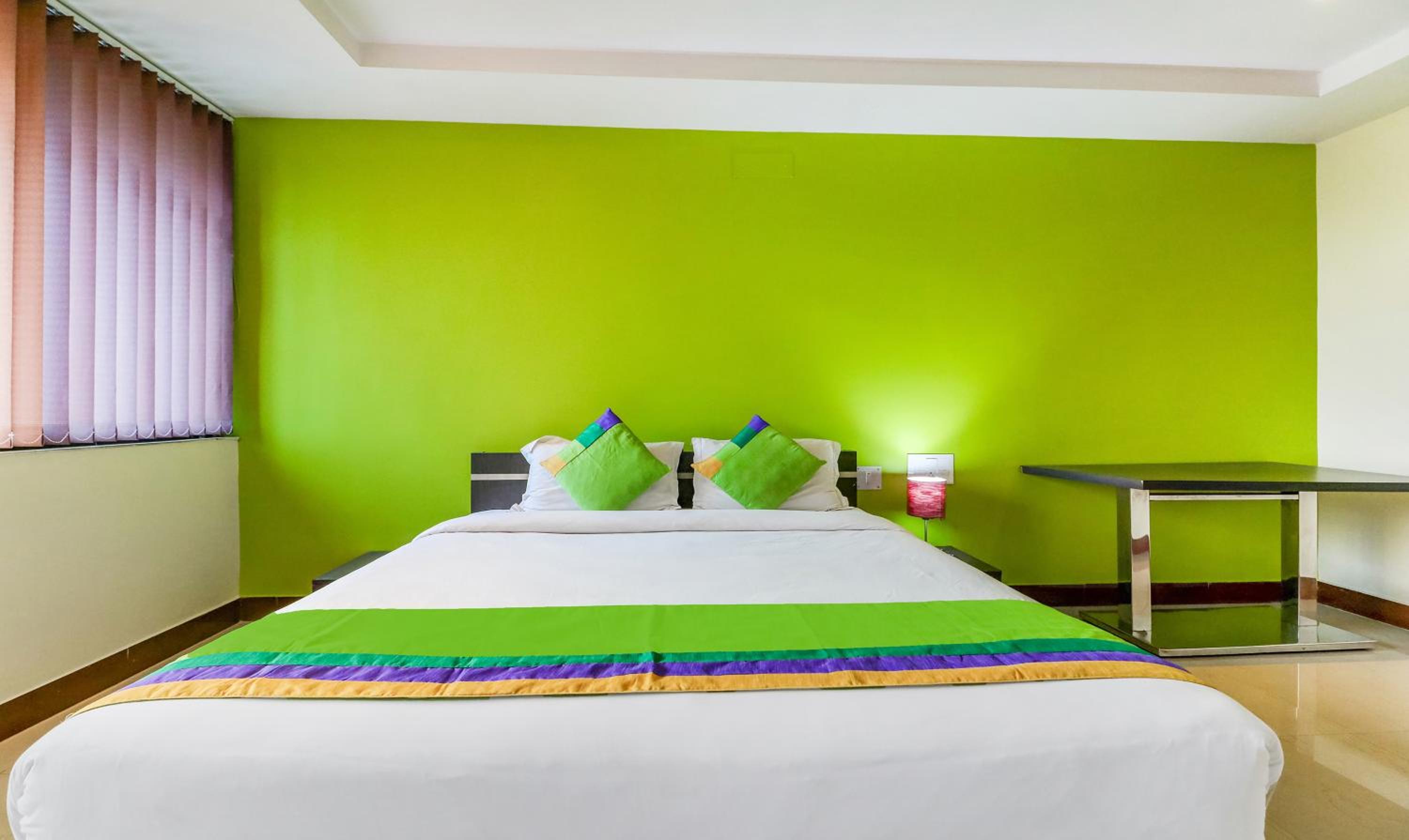 [Sanitized] Deluxe Double Room - Photo 11