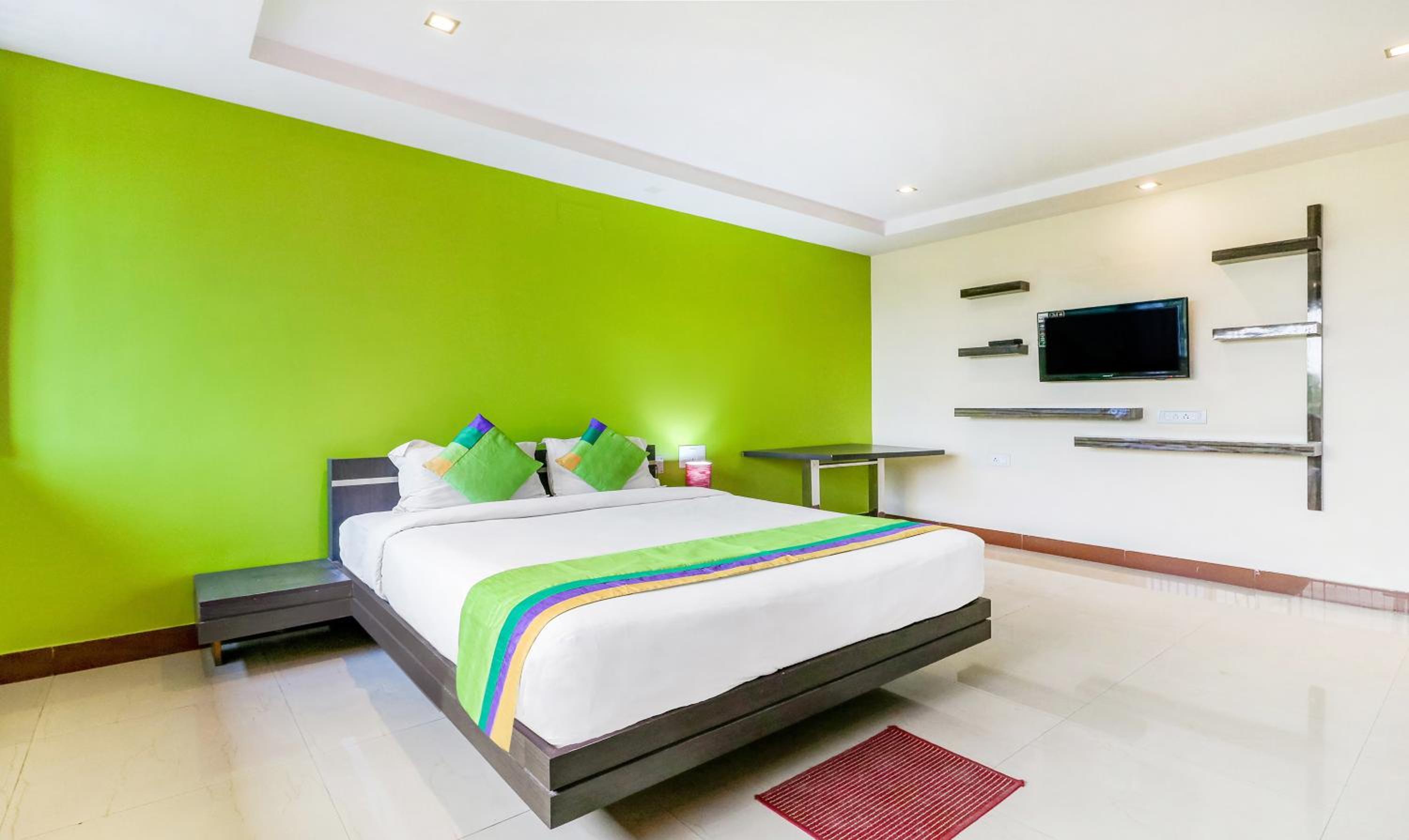 [Sanitized] Deluxe Double Room - Photo 9