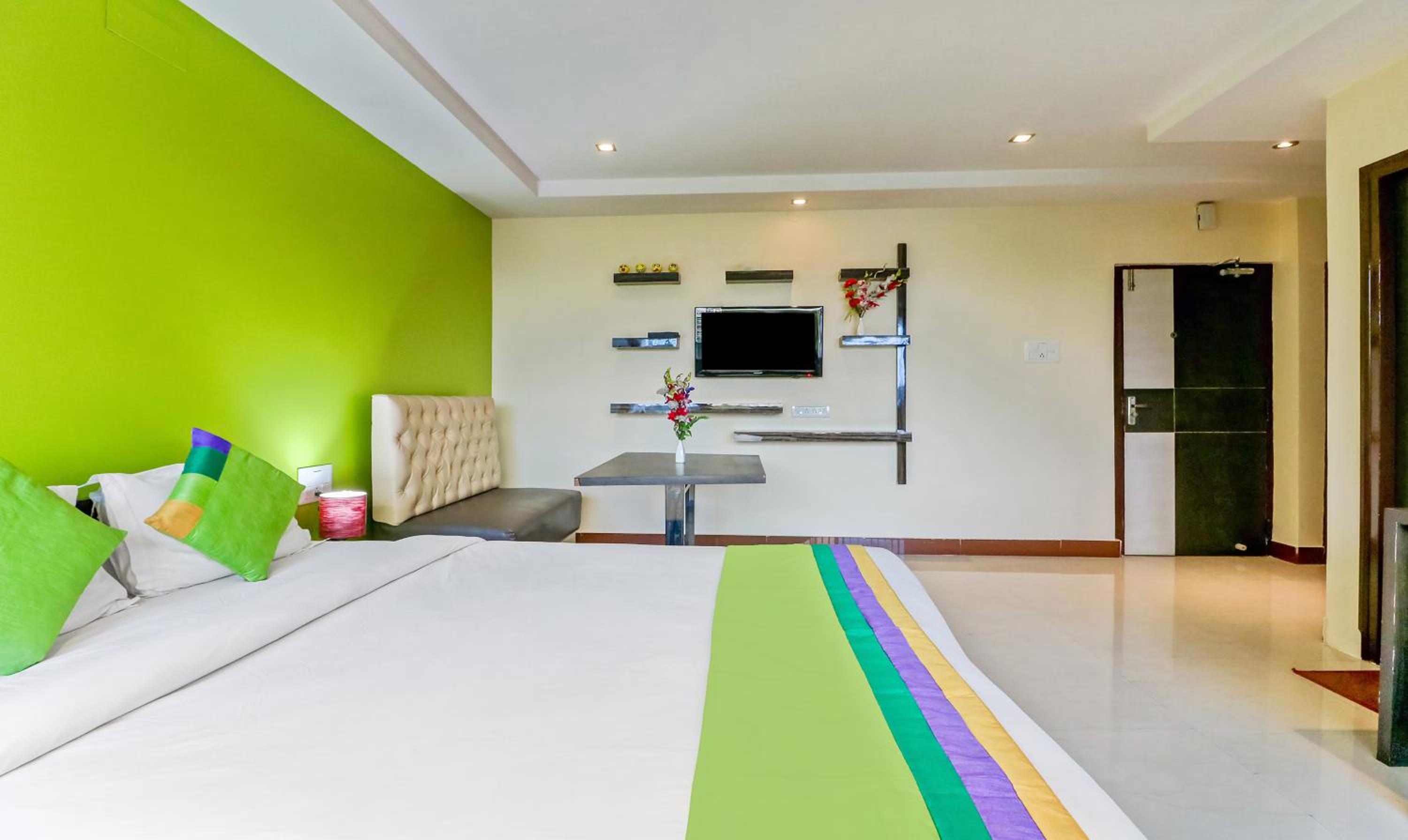 [Sanitized] Deluxe Double Room - Photo 8